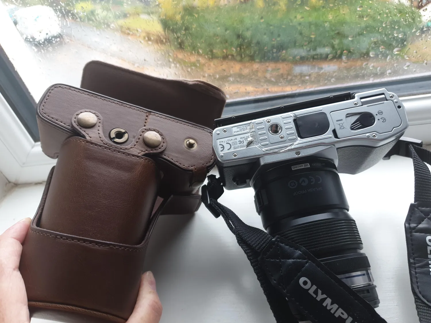 MegaGear MG992 E-M5 II custodia pelle marrone chiaro
