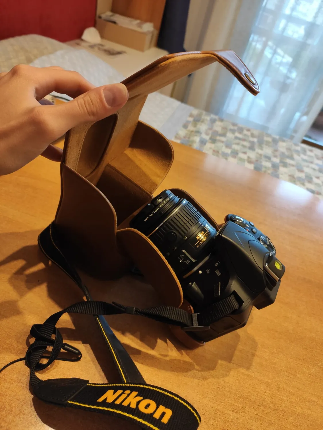 MegaGear MG858 custodia ecopelle marrone chiaro per Nikon D3400
