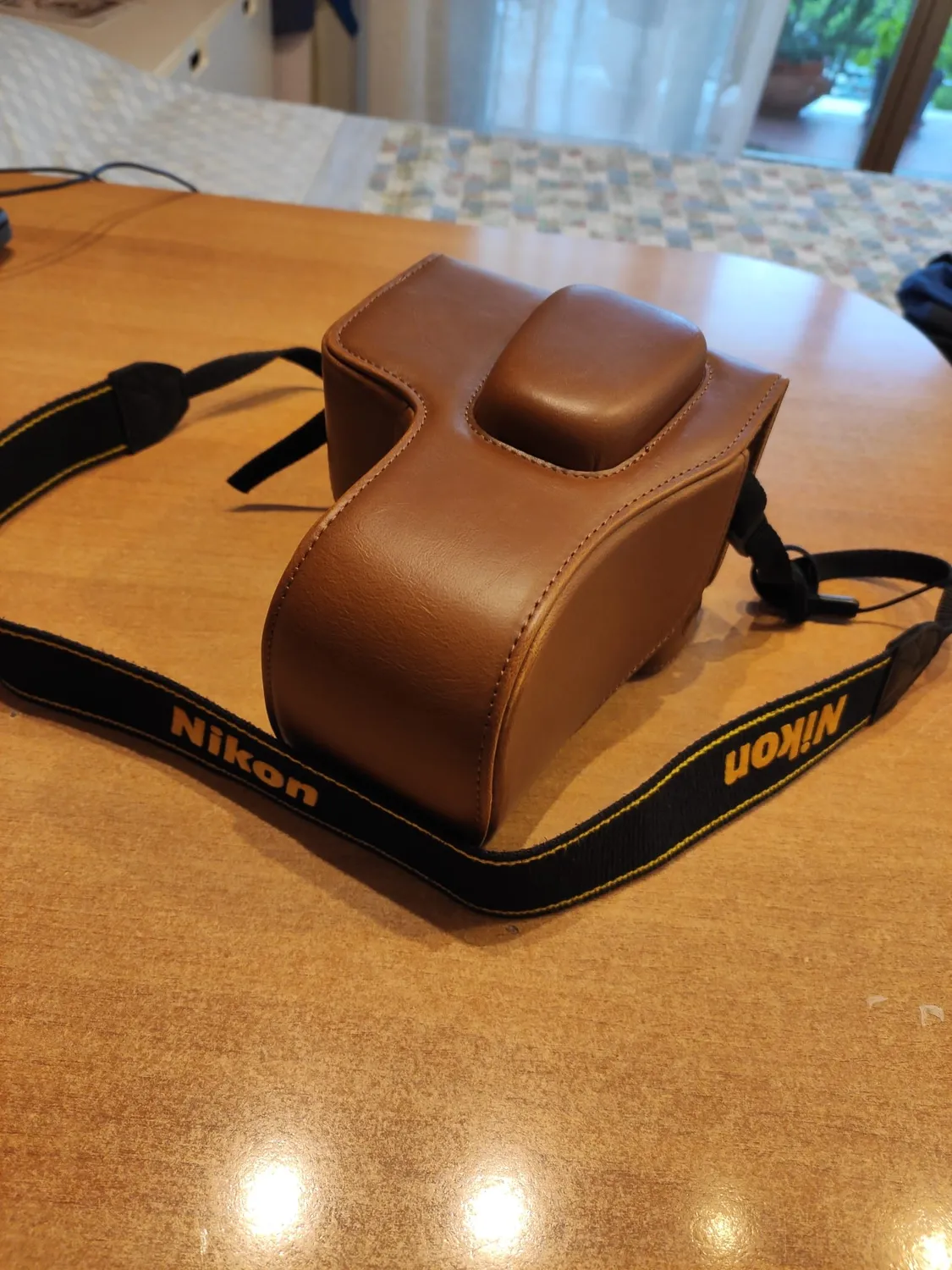 MegaGear MG858 custodia ecopelle marrone chiaro per Nikon D3400