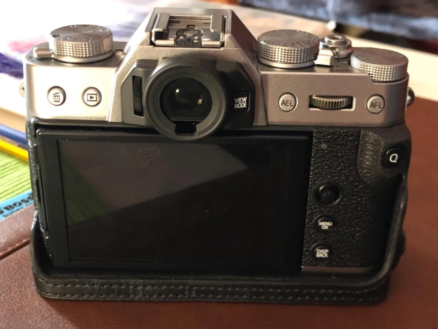MegaGear MG958 Mezza Custodia Pelle Fujifilm X-T30 marrone scuro