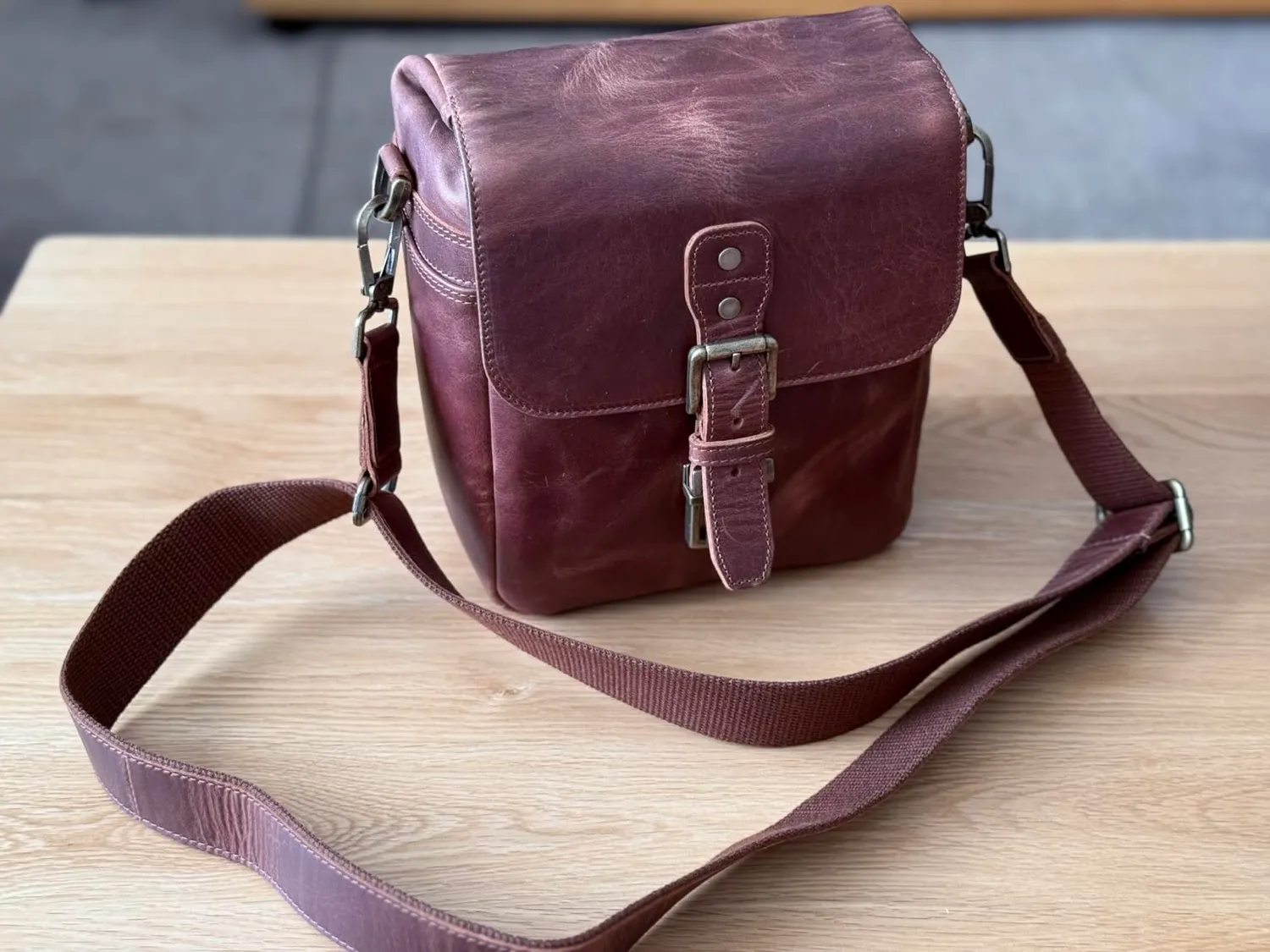 MegaGear Messenger Verticale Borsa Fotocamera Pelle Nera