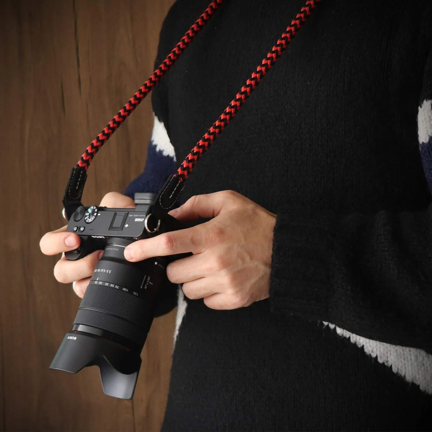 MegaGear Sierra Tracolla Vera Pelle SLR DSLR nero rosso