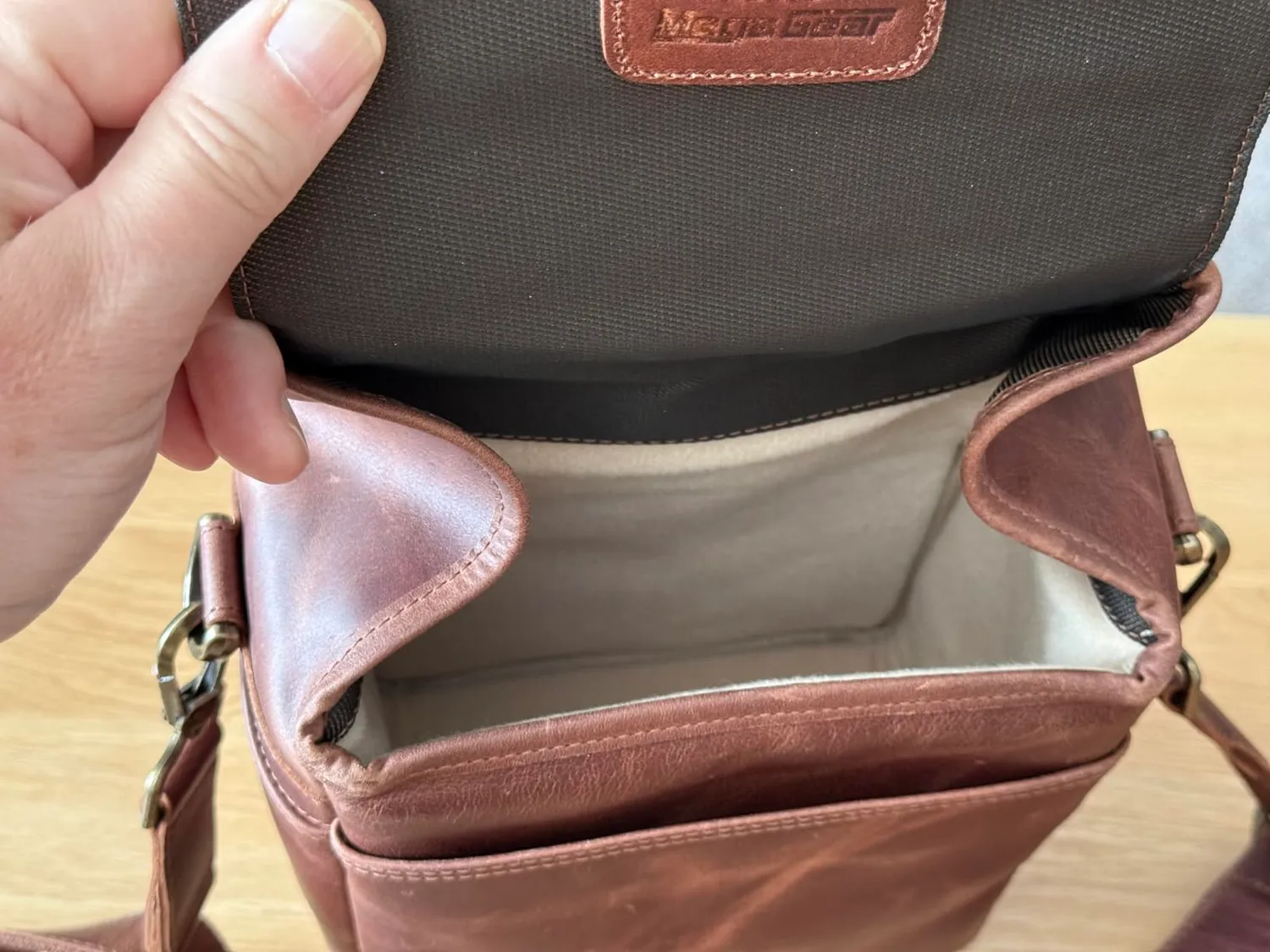 MegaGear Messenger Verticale Borsa Fotocamera Pelle Nera