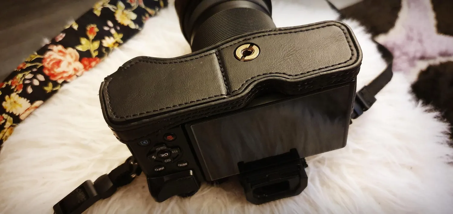 MegaGear Ever Ready mezza custodia pelle OM-D E-M10 Mark III marrone chiaro
