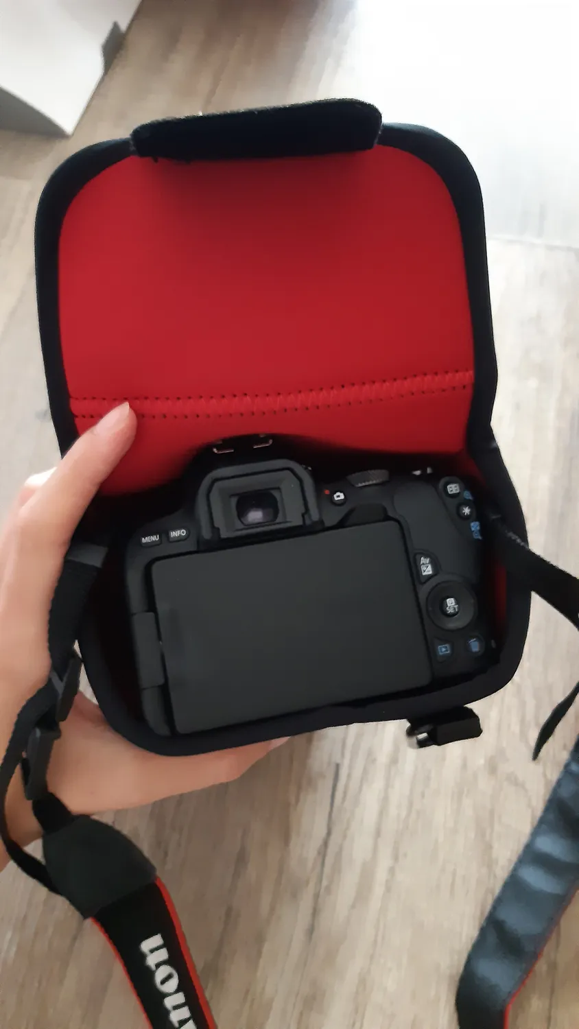 MegaGear MG1194 Custodia Neoprene Nera Canon 200D 800D Gen135