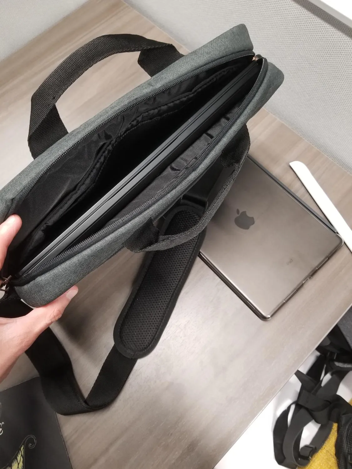Case Logic Era ERACV-116 Borsa Laptop 16" ibrida nera