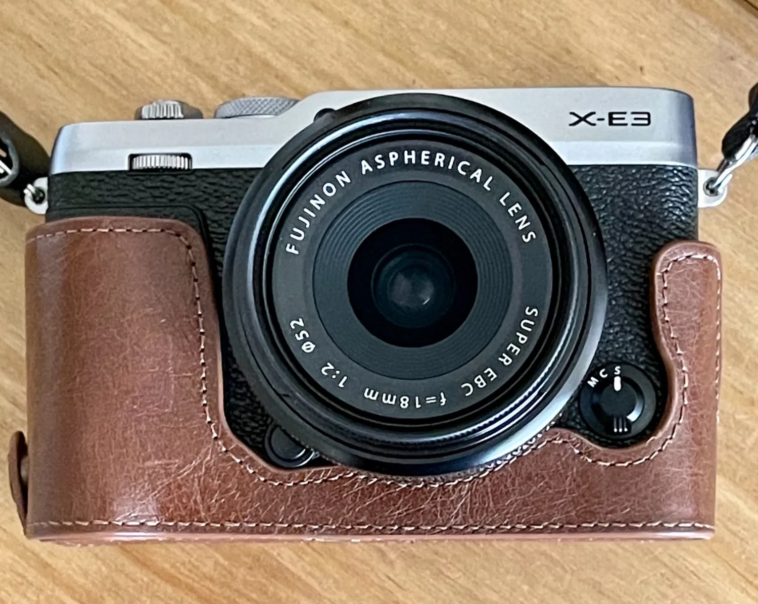MegaGear MG1342 Custodia Mezza Pelle Fujifilm X-E3 Nera