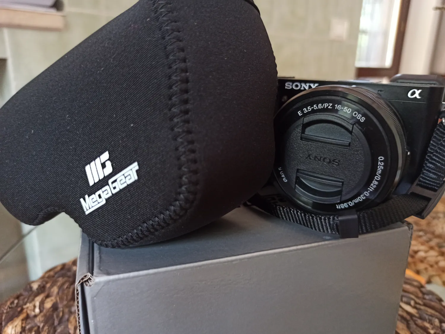 MegaGear MG063 custodia neoprene Sony A6000 nero 16-50mm