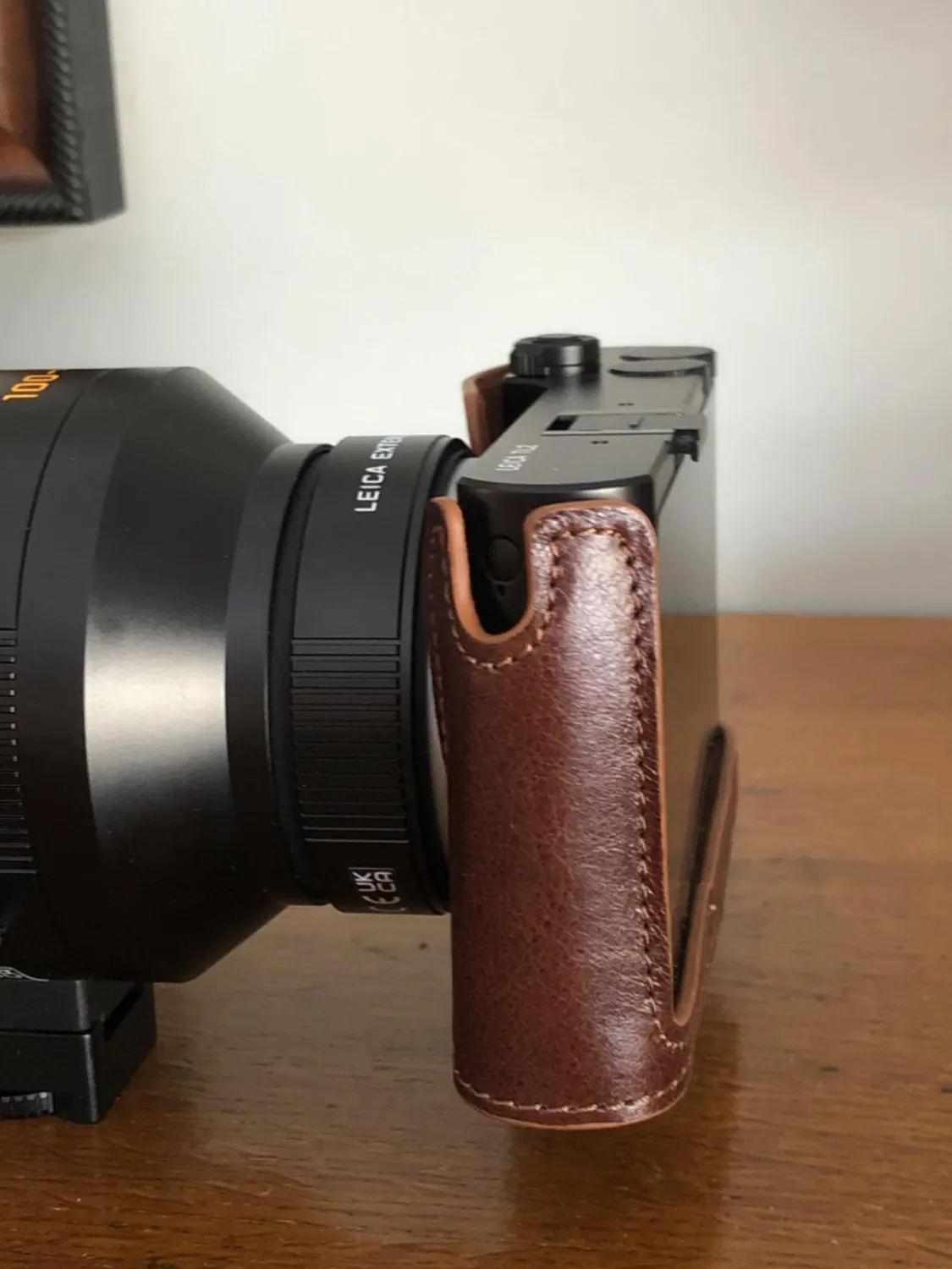 MegaGear Leica TL2-TL mezza custodia pelle marrone scuro