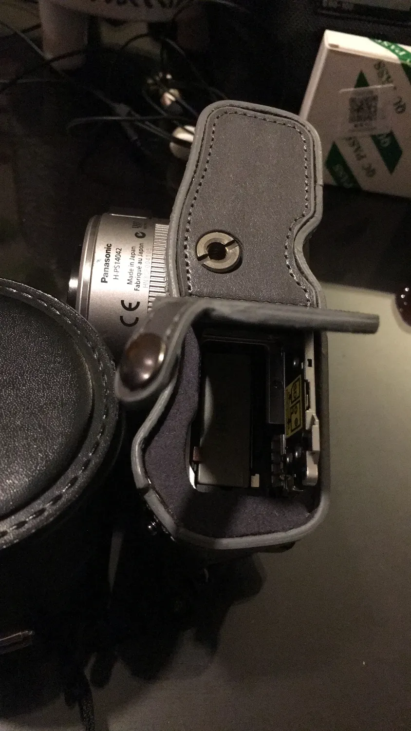 MegaGear Ever Ready mezza custodia pelle OM-D E-M10 Mark III marrone chiaro