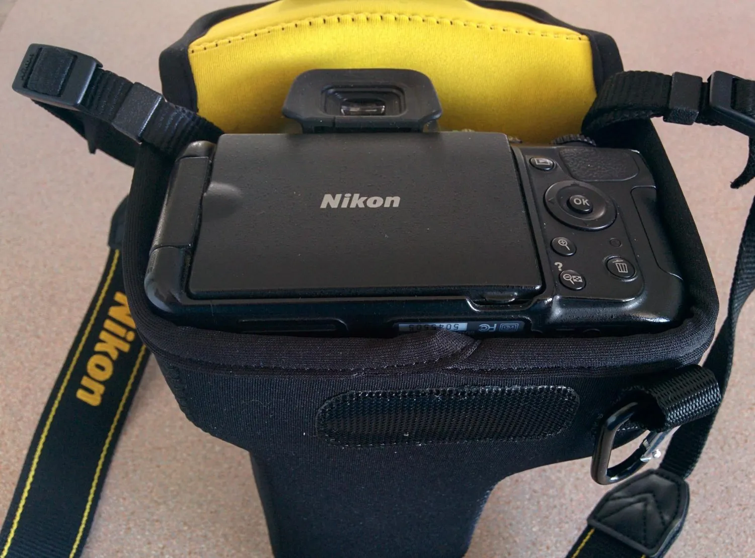 MegaGear custodia neoprene Nikon D3500 18-105mm