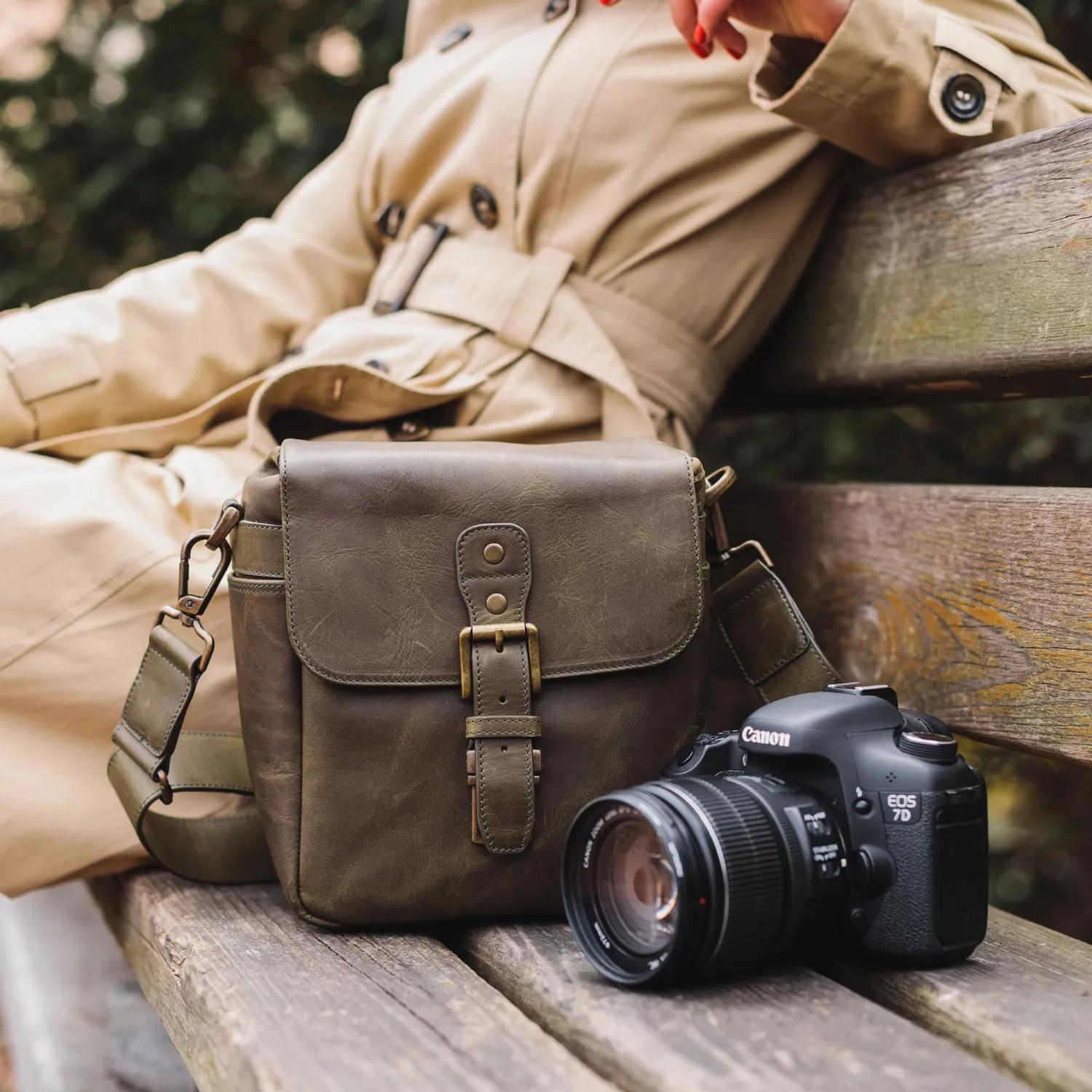 MegaGear Messenger Verticale Borsa Fotocamera Pelle Nera