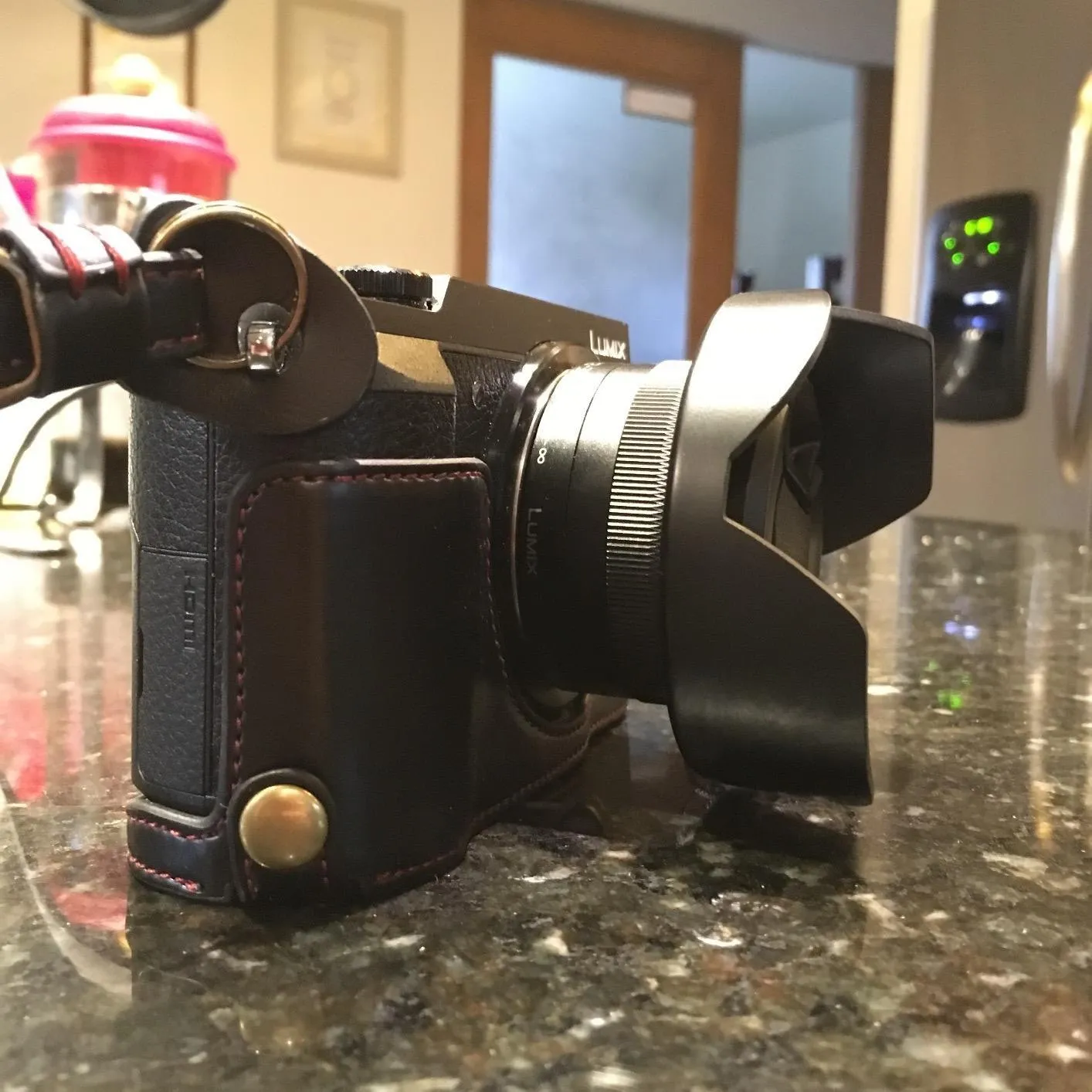 MegaGear Ever Ready Mezza Custodia GX85 GX80 Nero ecopelle