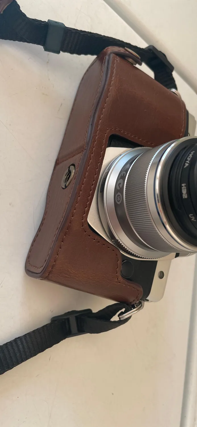 MegaGear MG971 Mezza Custodia Olympus E-M10 Marrone Chiaro
