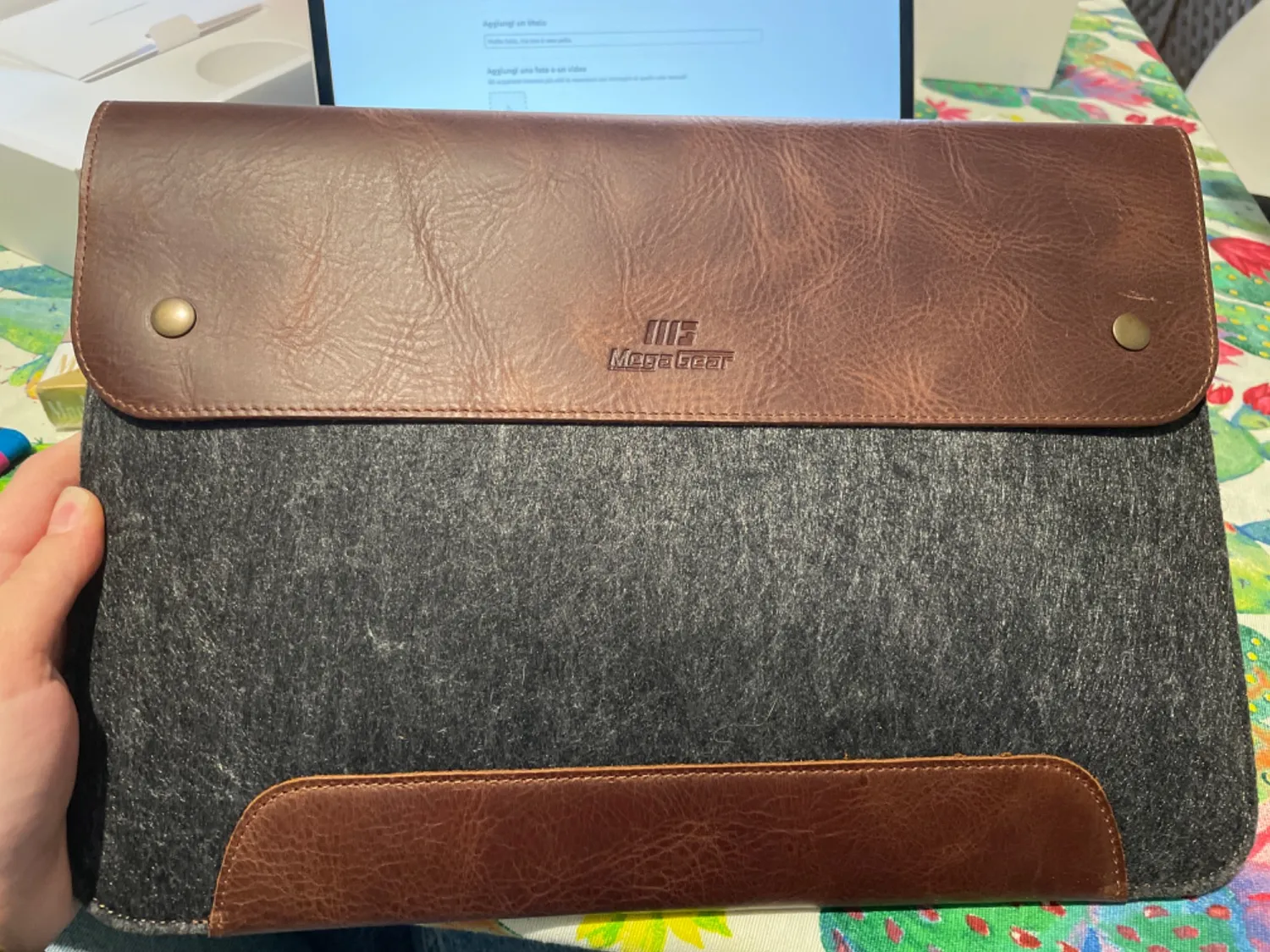 MegaGear Custodia Pelle MacBook 15-16 Marrone