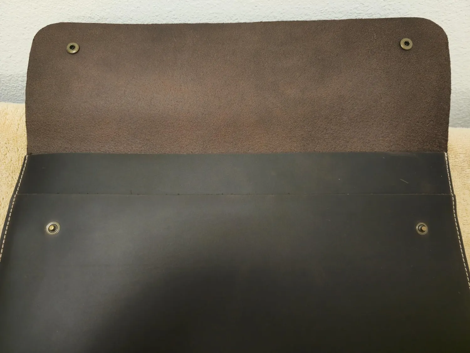 MegaGear Leather custodia laptop 13,3" vera pelle cammello
