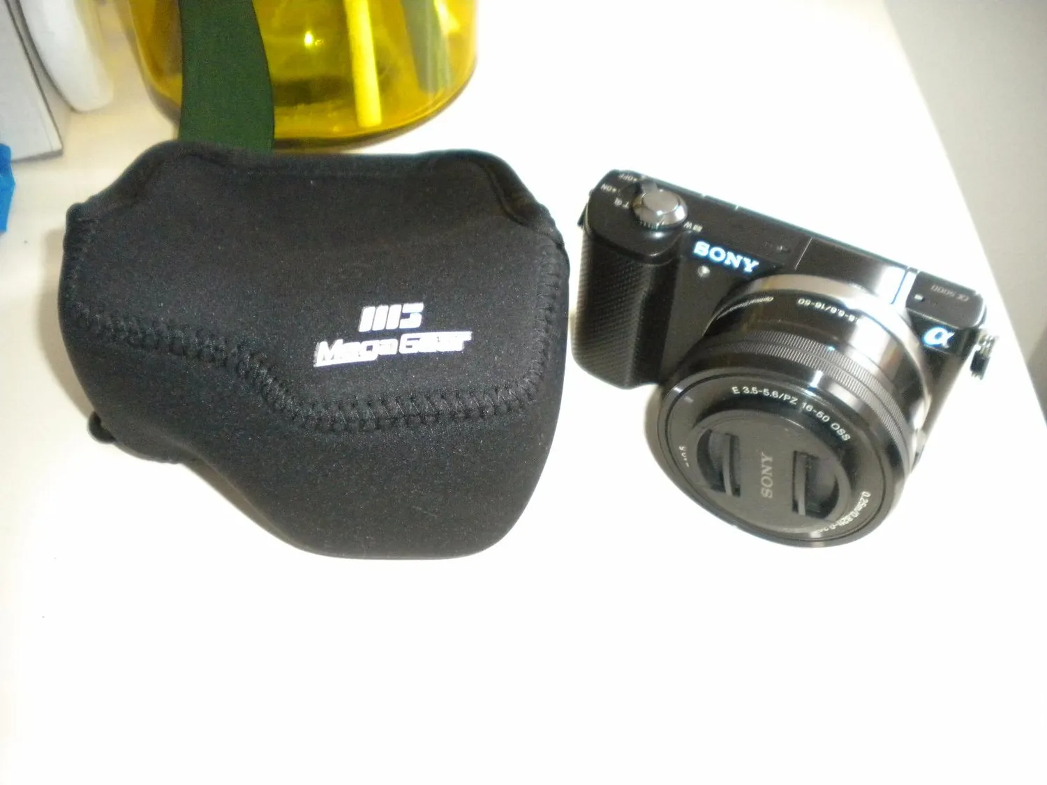 MegaGear Ultra Light Custodia Neoprene Sony A5100 Nera