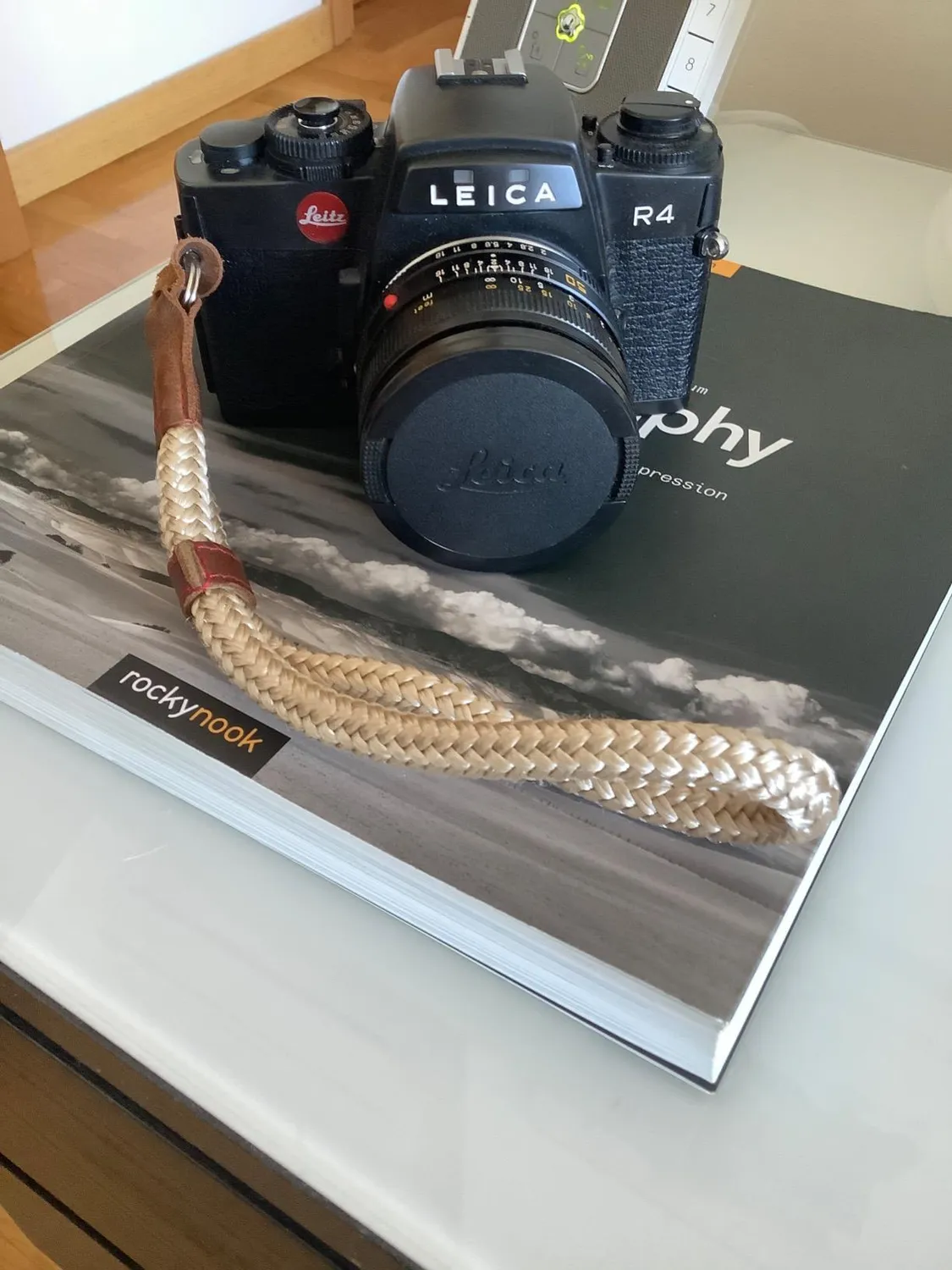 MegaGear Sierra Tracolla Vera Pelle SLR DSLR nero rosso