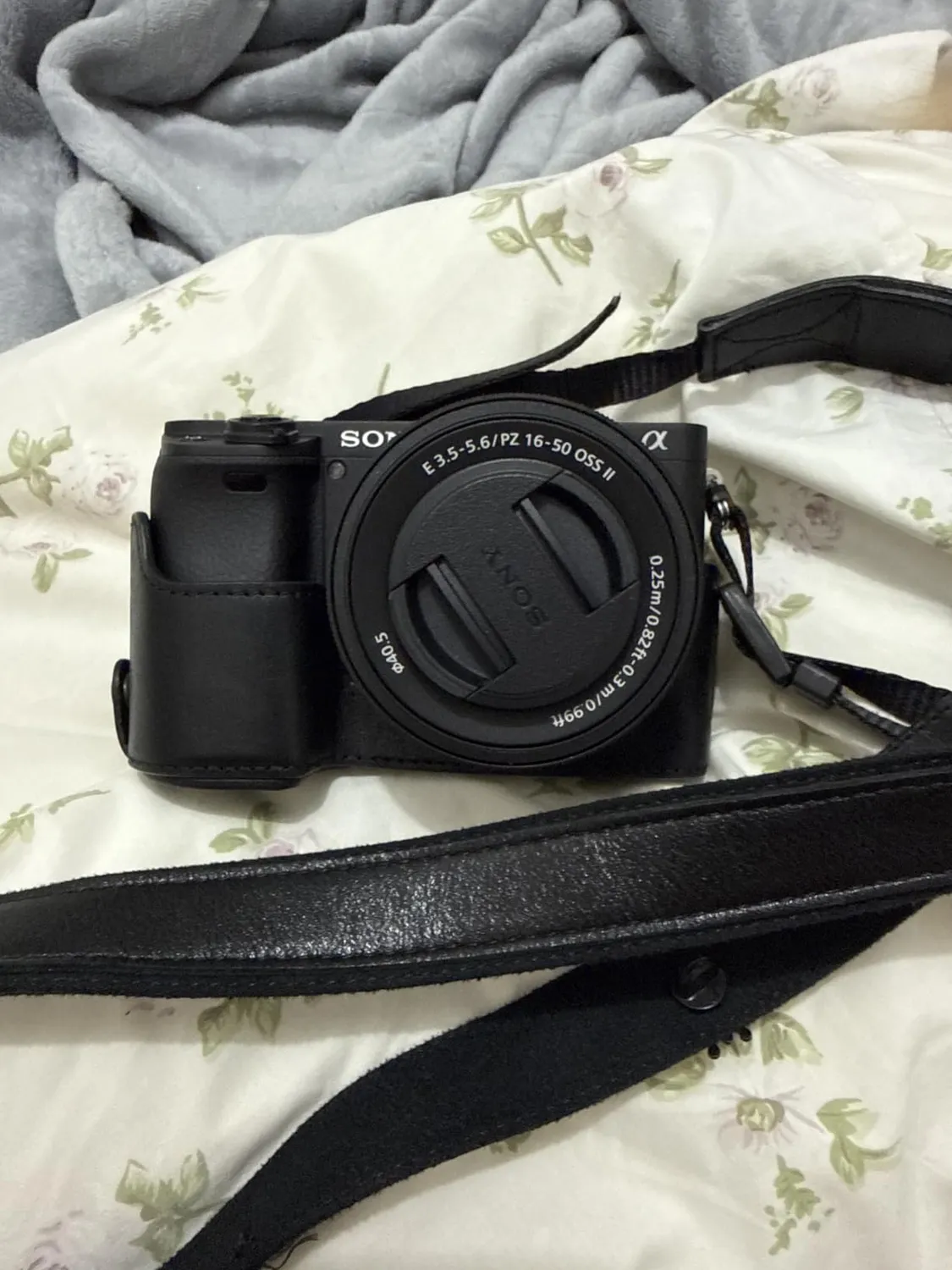 MegaGear Ever Ready Custodia Sony A6100 A6400 Pelle Nera