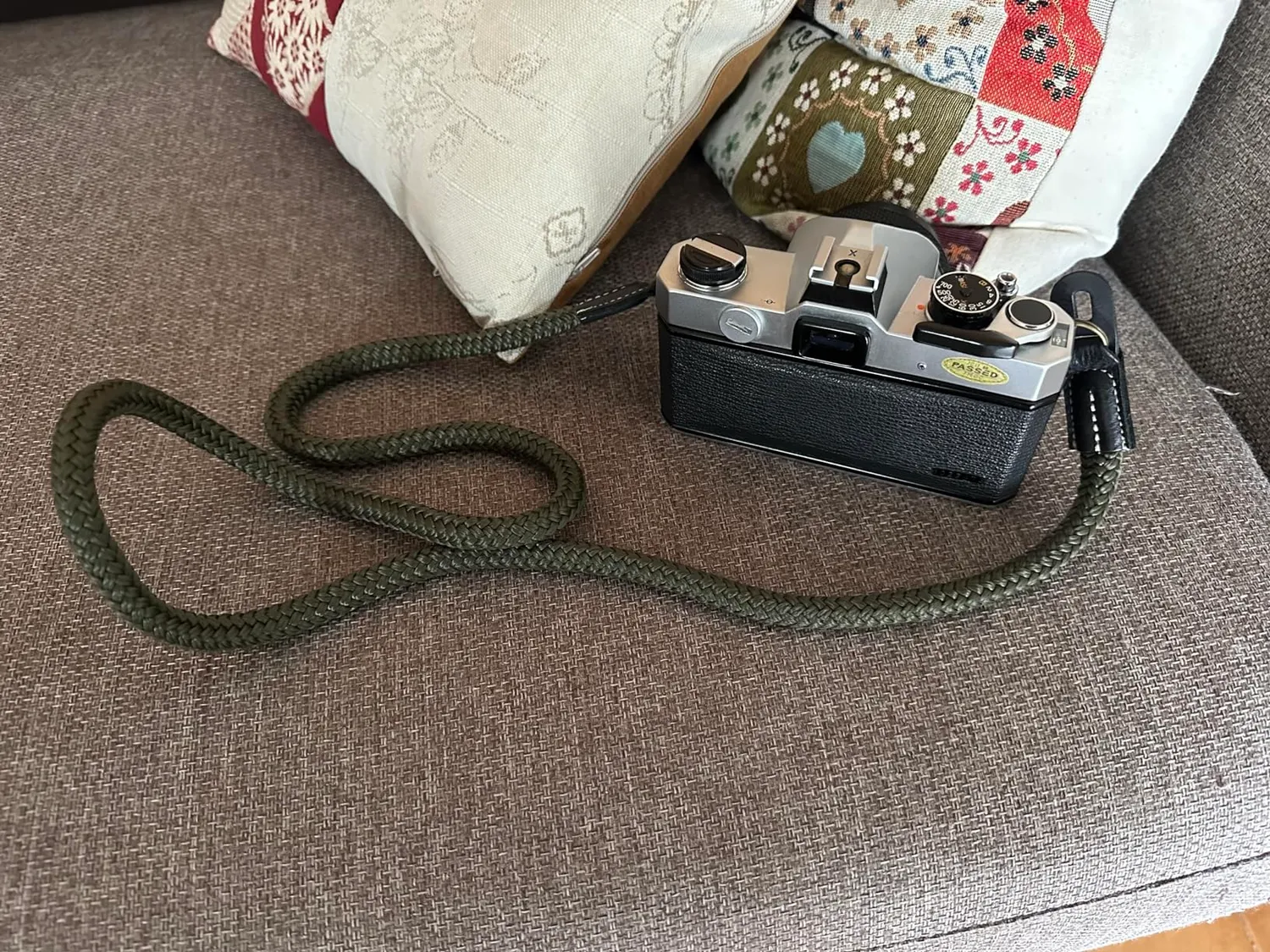 MegaGear Sierra Tracolla Vera Pelle SLR DSLR nero rosso