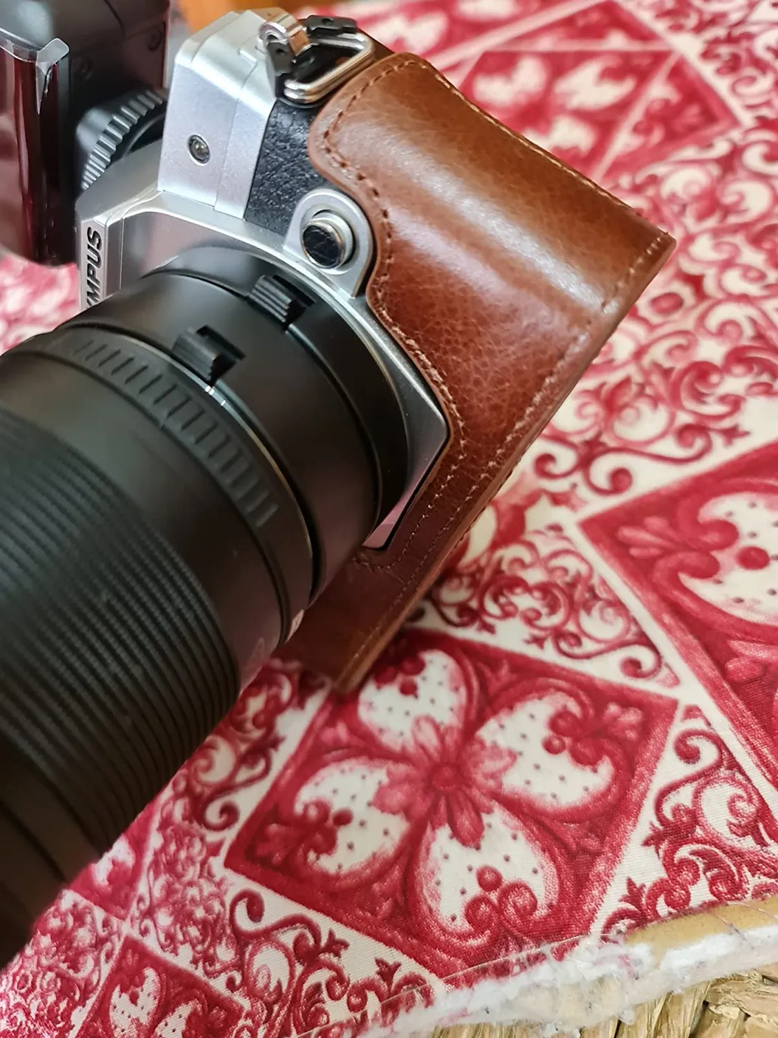 MegaGear Ever Ready mezza custodia pelle Olympus E-M10 IV marrone