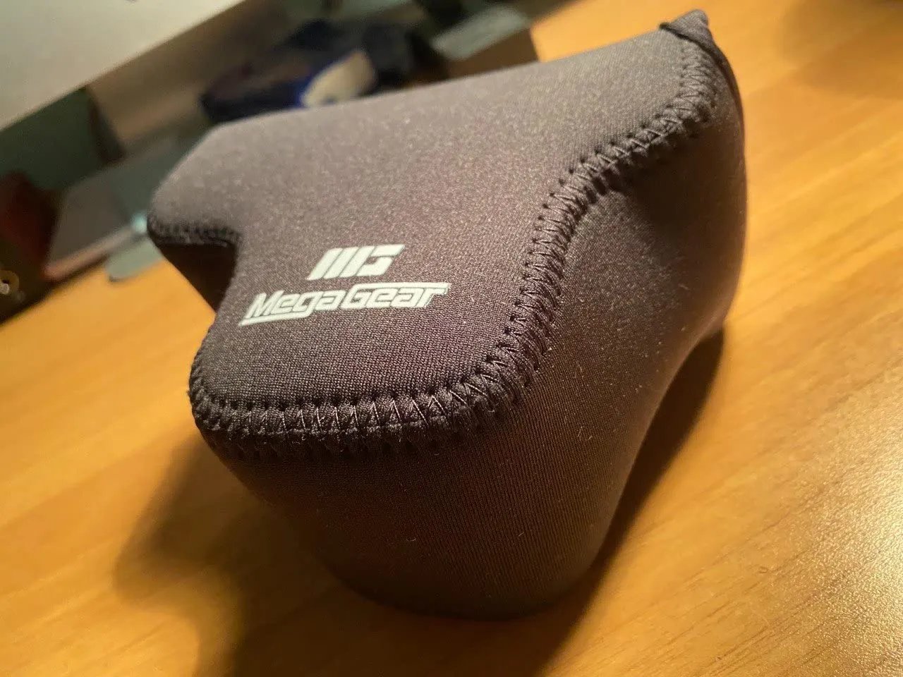 MegaGear MG1324 M100 M200 custodia neoprene rosa 15-45mm