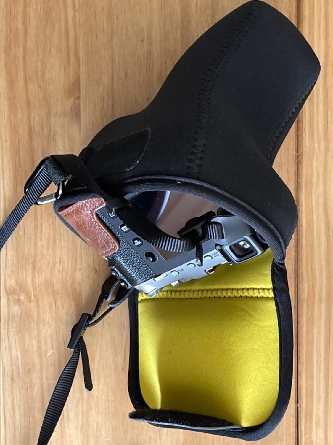 MegaGear MG1342 Custodia Mezza Pelle Fujifilm X-E3 Nera
