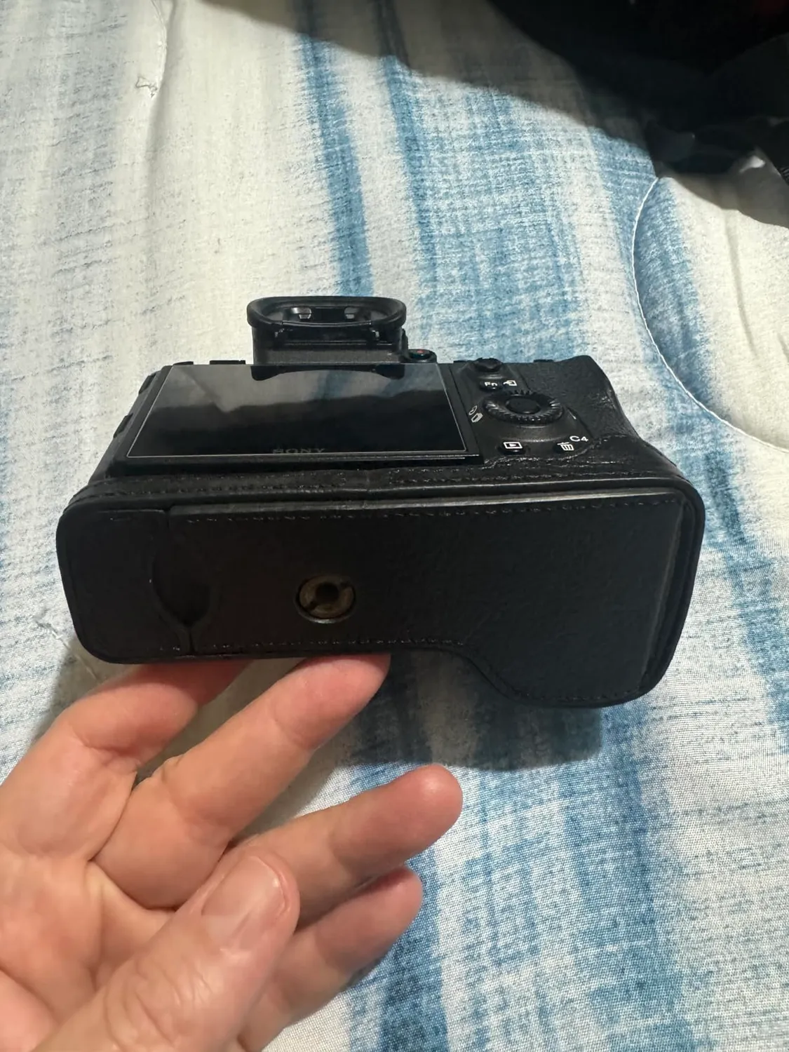 MegaGear 1243 Mezza Custodia Vera Pelle Nera Sony A7 III A9 A7R III