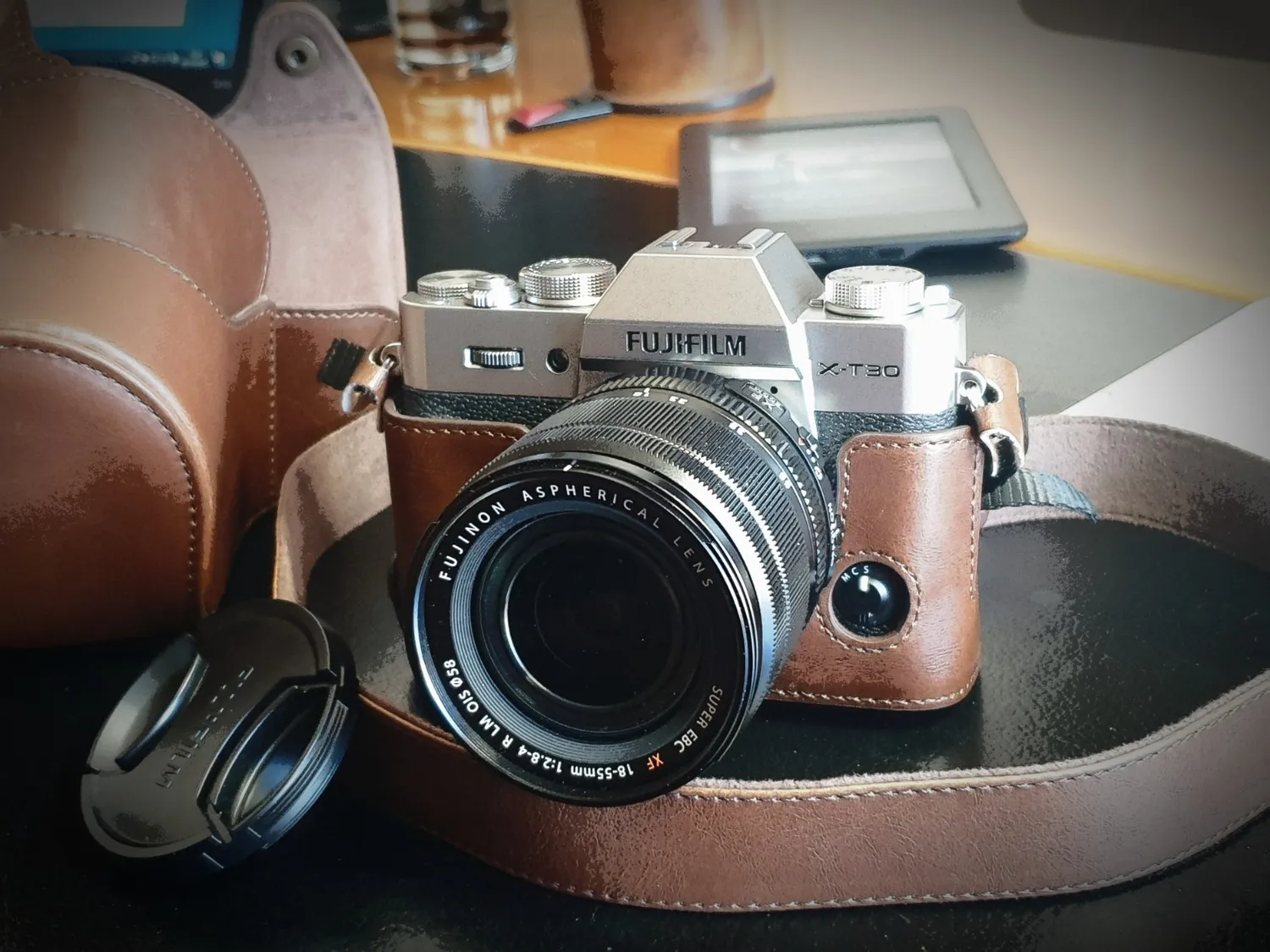 MegaGear Fujifilm X-T30 X-T20 X-T10 custodia marrone scuro