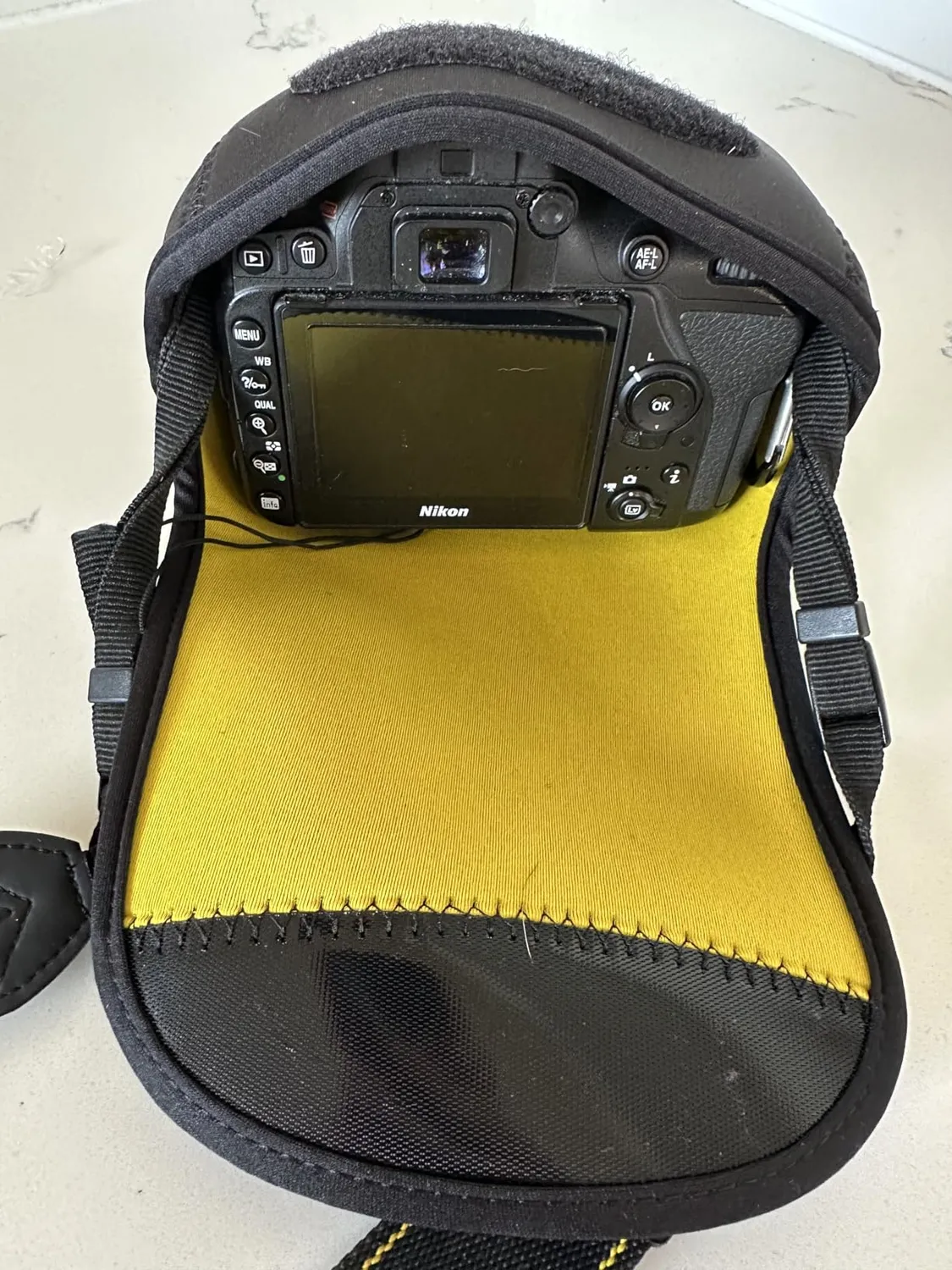 MegaGear MG1252 custodia neoprene D7500 nero