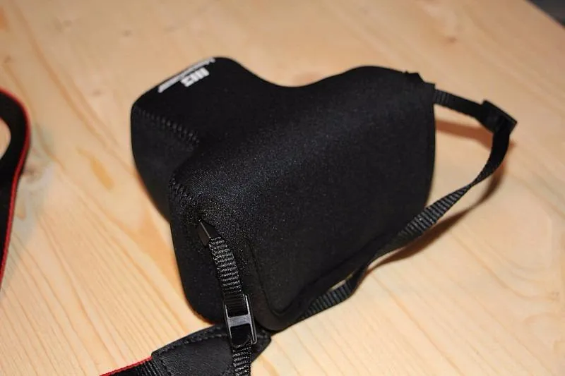 MegaGear MG672 Custodia Neoprene Canon M10 15-45mm Nera