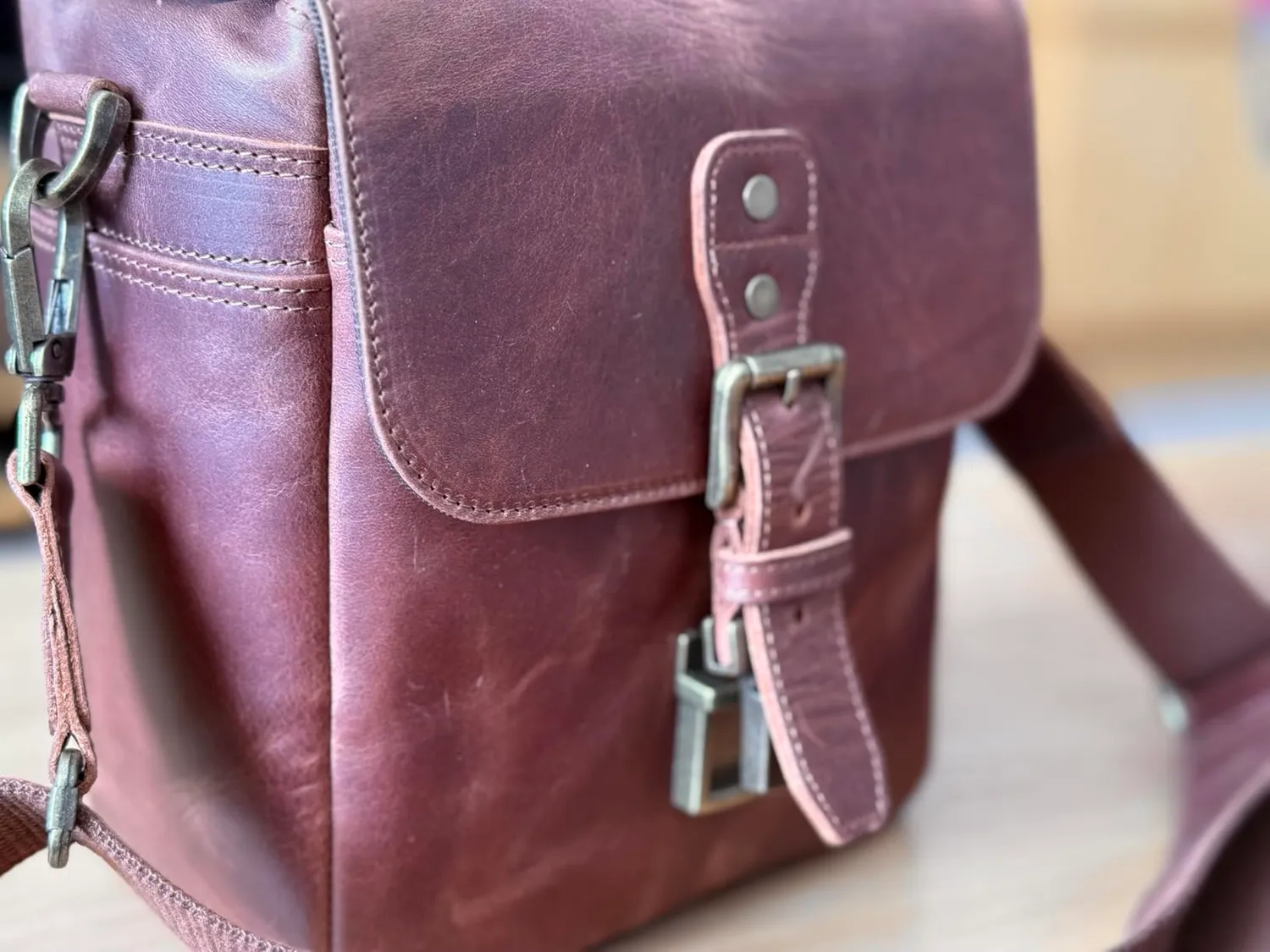 MegaGear Messenger Verticale Borsa Fotocamera Pelle Nera