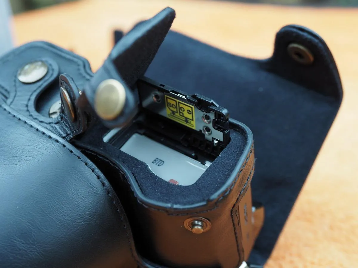 MegaGear Ever Ready Olympus OM-D E-M10 Mark III custodia bianca