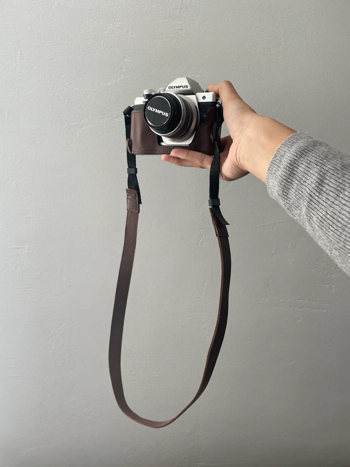 MegaGear MG971 Mezza Custodia Olympus E-M10 Marrone Chiaro