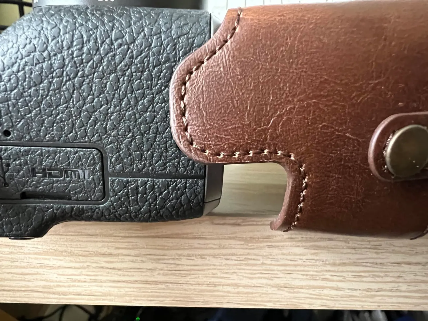 MegaGear Ever Ready M6 II custodia finta pelle marrone scuro