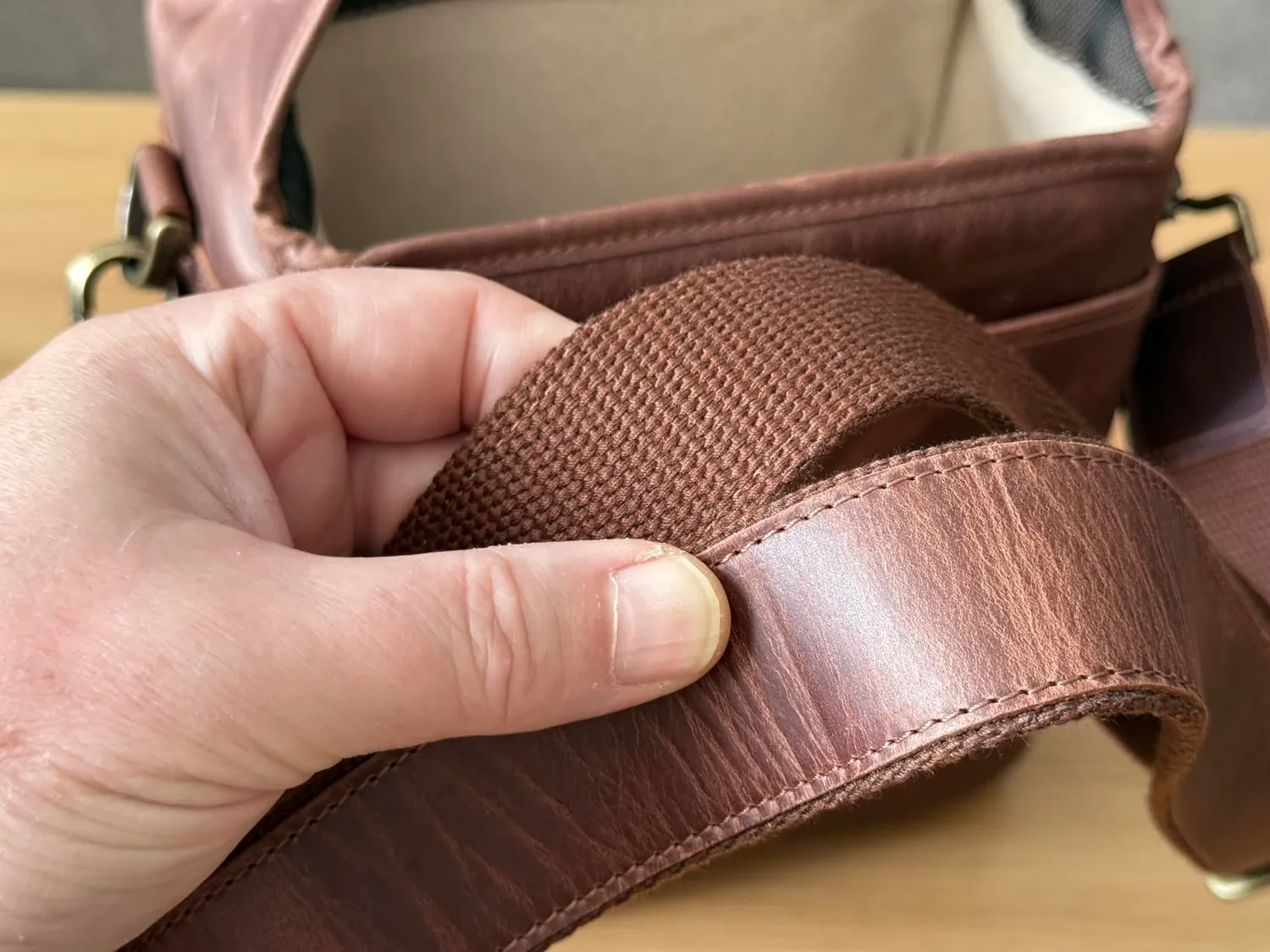 MegaGear Messenger Verticale Borsa Fotocamera Pelle Nera