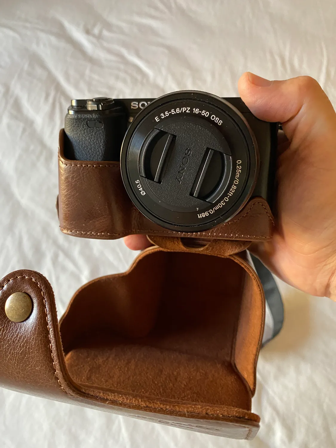 MegaGear Custodia Pelle Sony A6000 A6300 16-50mm Marrone Scuro