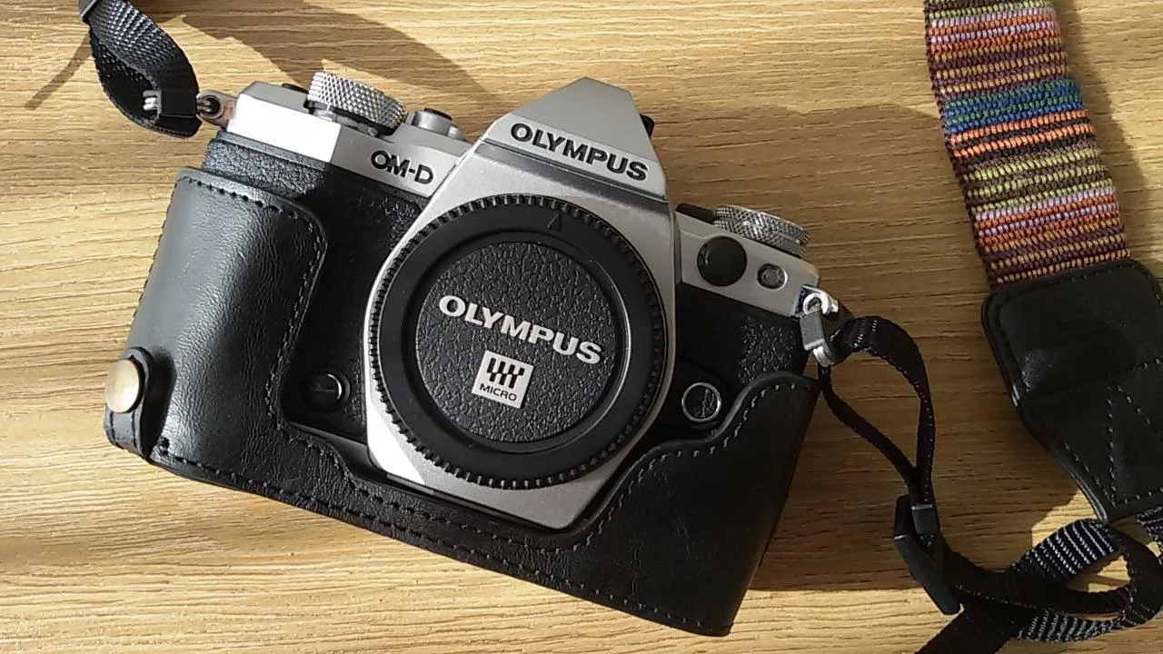MegaGear E-M5 II Mezza Custodia Finta Pelle Marrone Chiaro