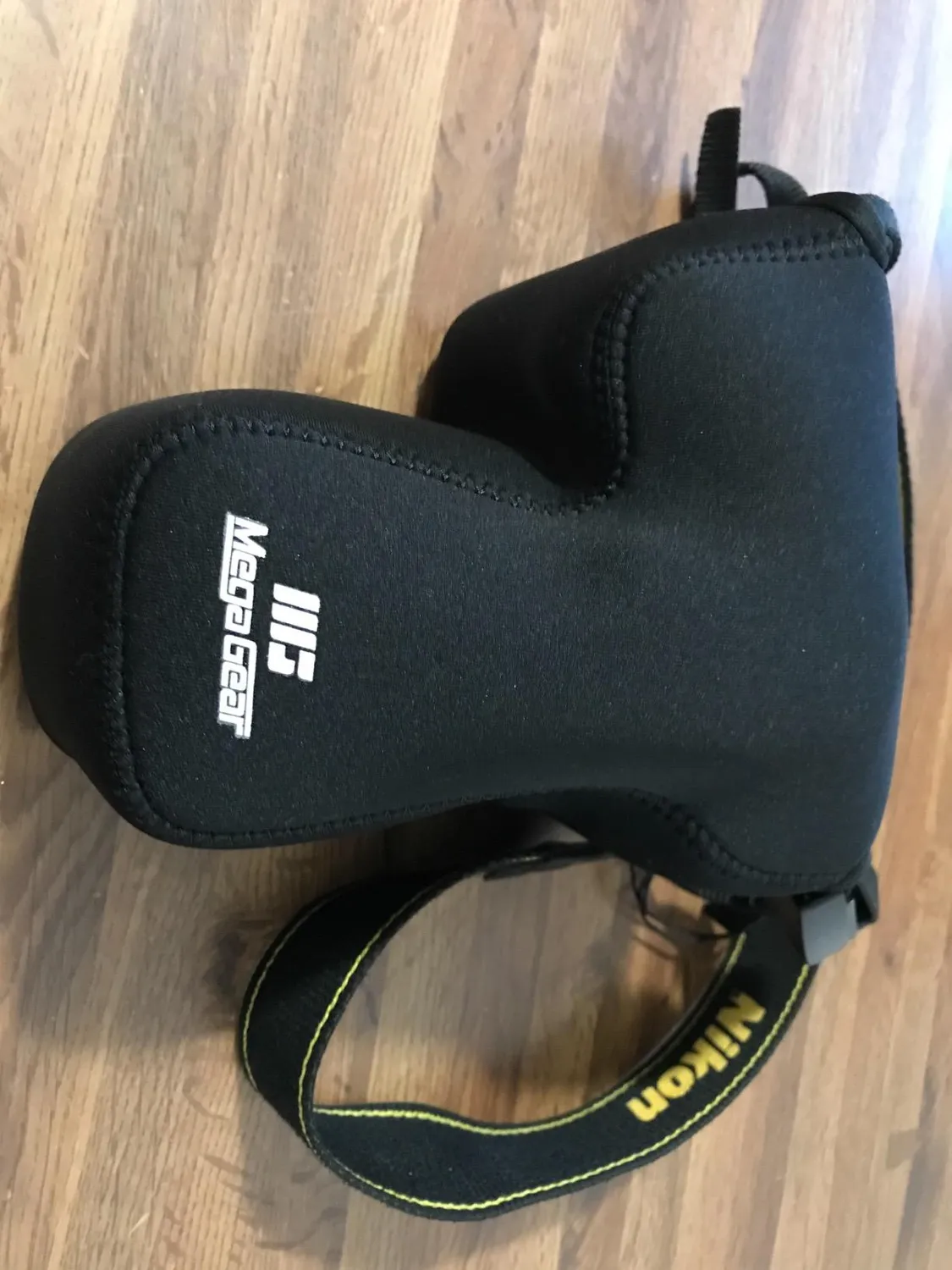 MegaGear custodia neoprene Nikon D3500 18-105mm