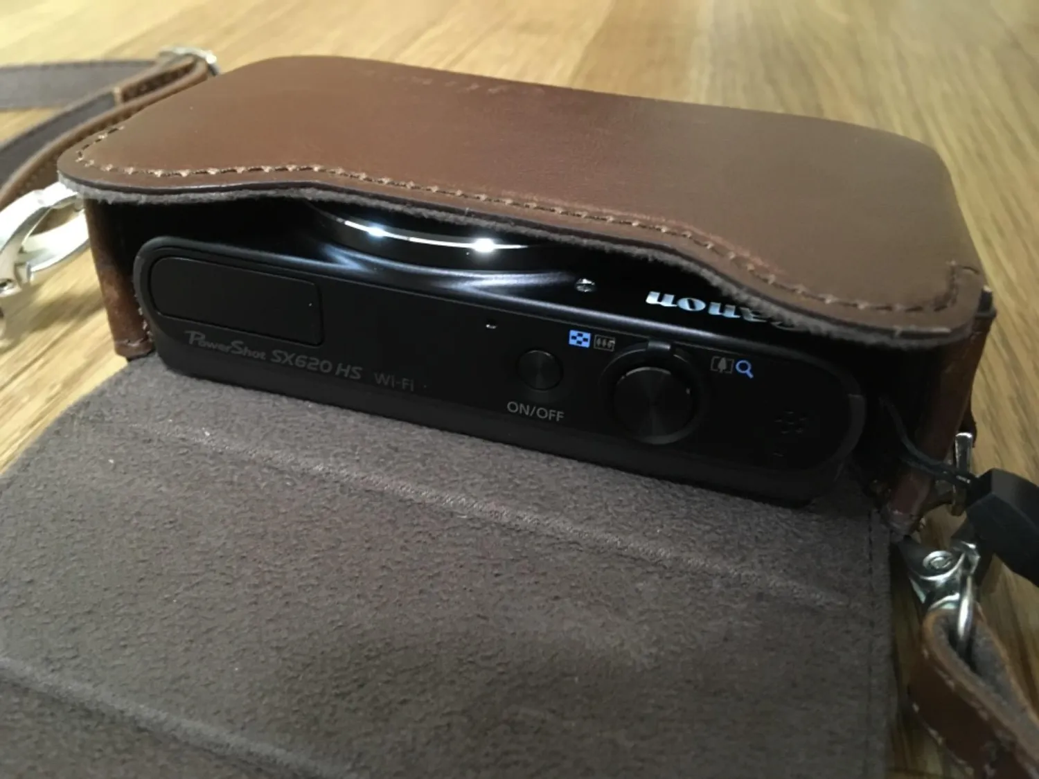 MegaGear MG1090 custodia Canon SX620 HS marrone scuro