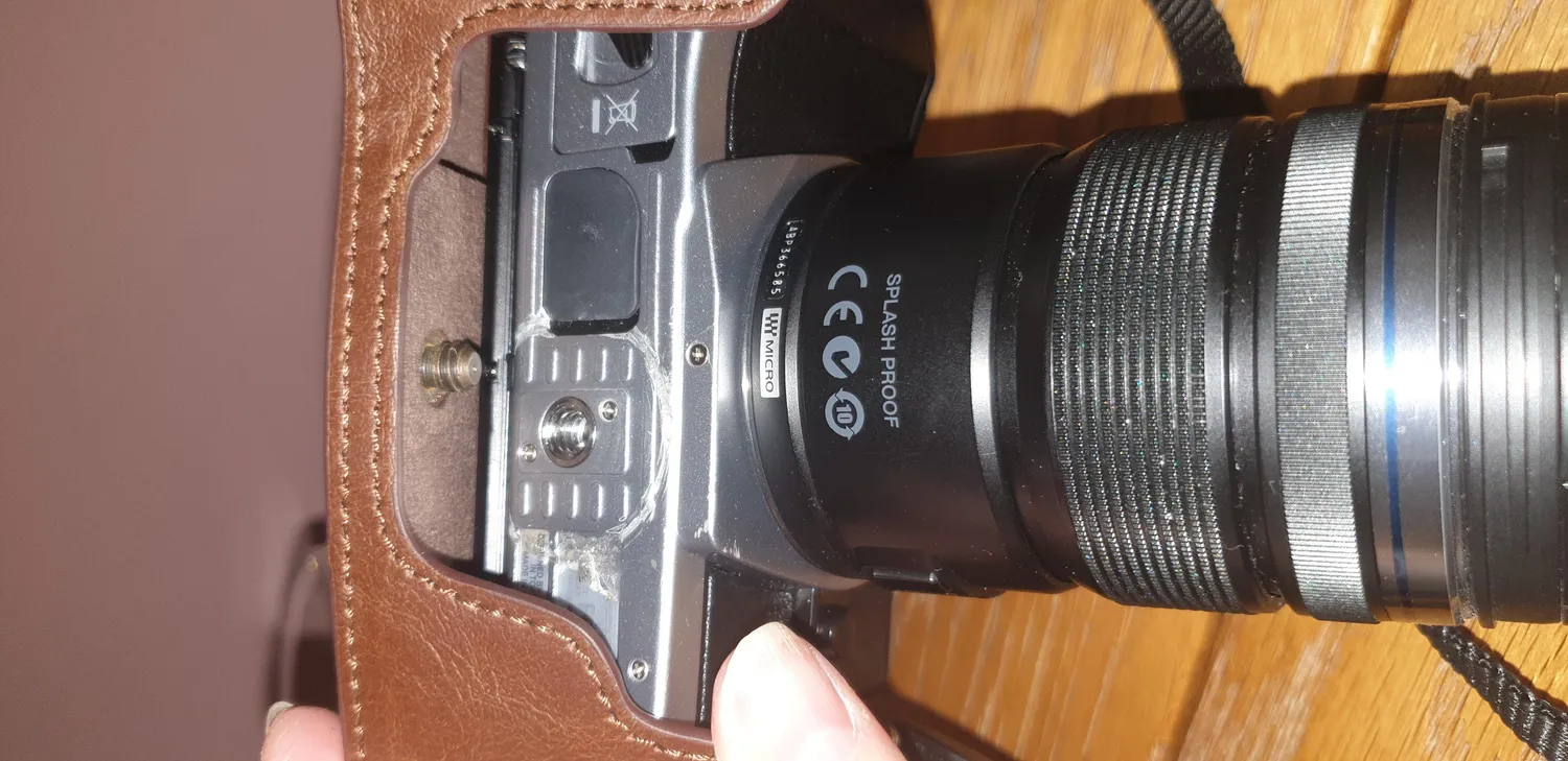MegaGear MG992 E-M5 II custodia pelle marrone chiaro