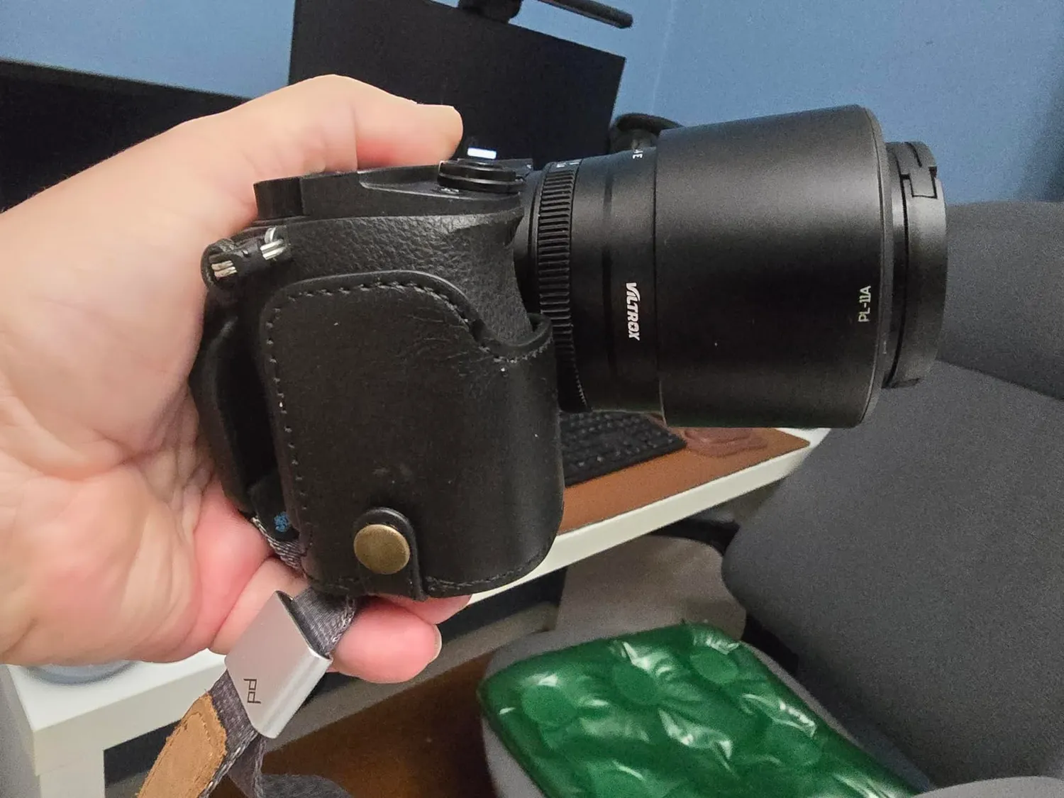 MegaGear MG962 Mezza Custodia Pelle Sony A6000/A6300 Chiaro