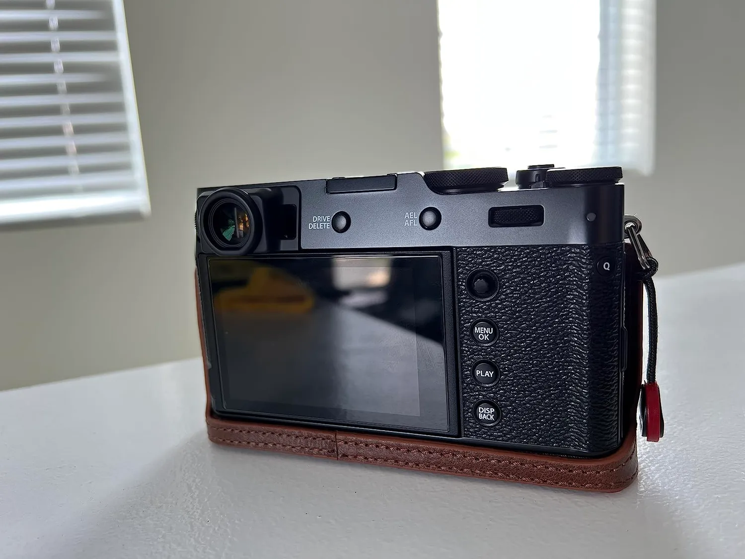 MegaGear custodia vera pelle Fujifilm X100V nero