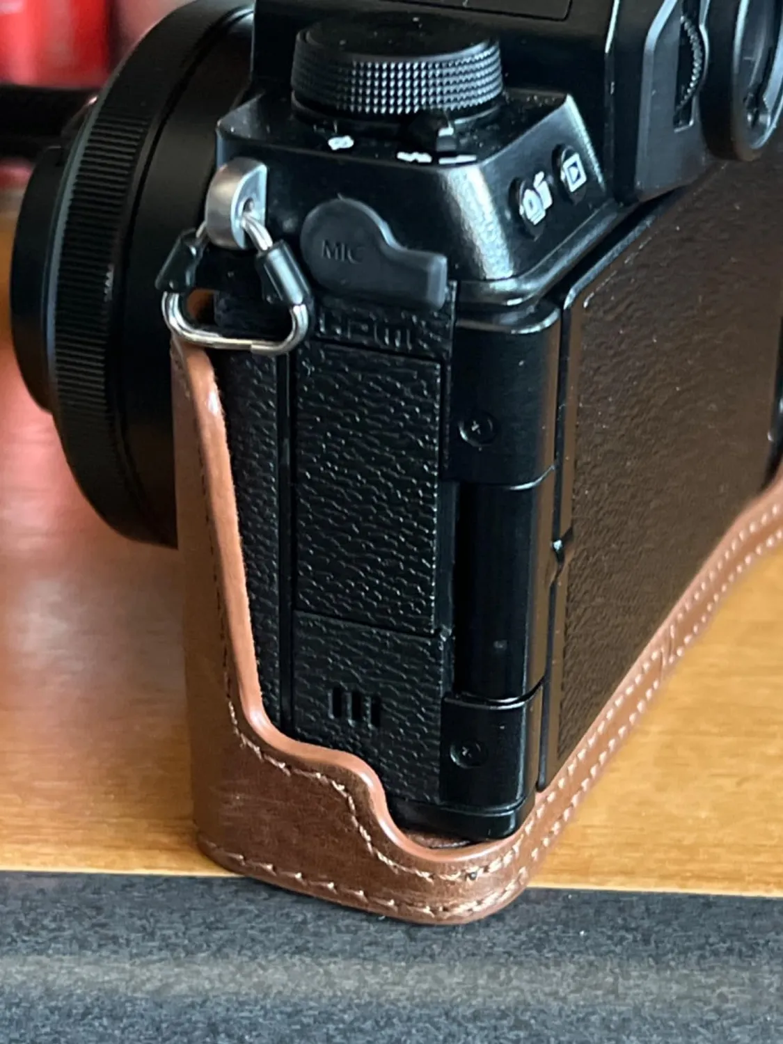 MegaGear Ever Ready X-S10 custodia vera pelle nera Fujifilm
