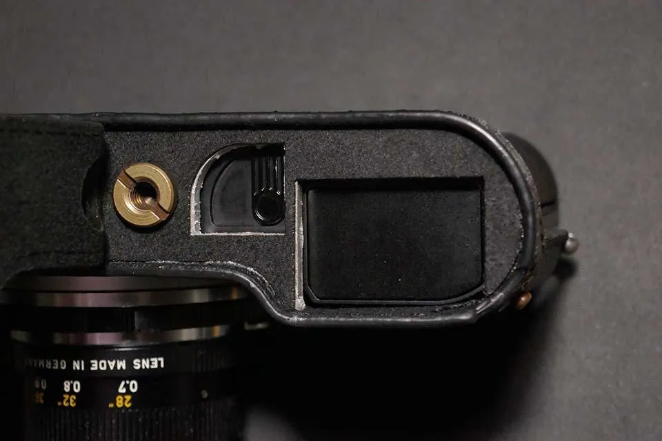 MegaGear Leica TL2-TL mezza custodia pelle marrone scuro