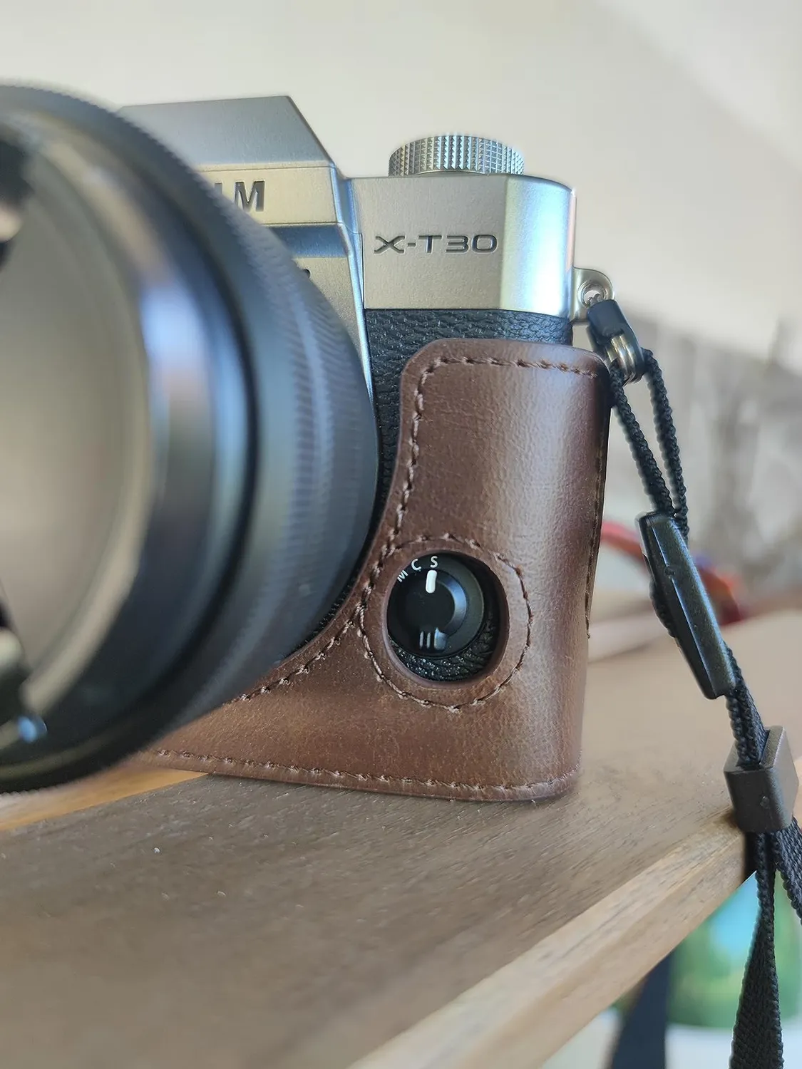 MegaGear MG958 Mezza Custodia Pelle Fujifilm X-T30 marrone scuro