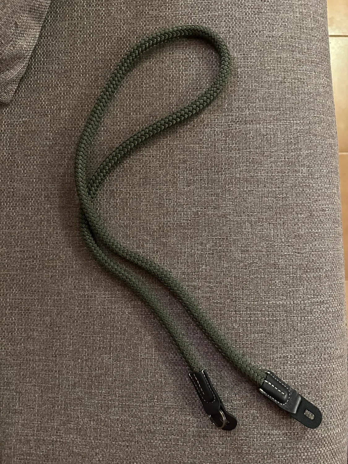 MegaGear Sierra Tracolla Vera Pelle SLR DSLR nero rosso