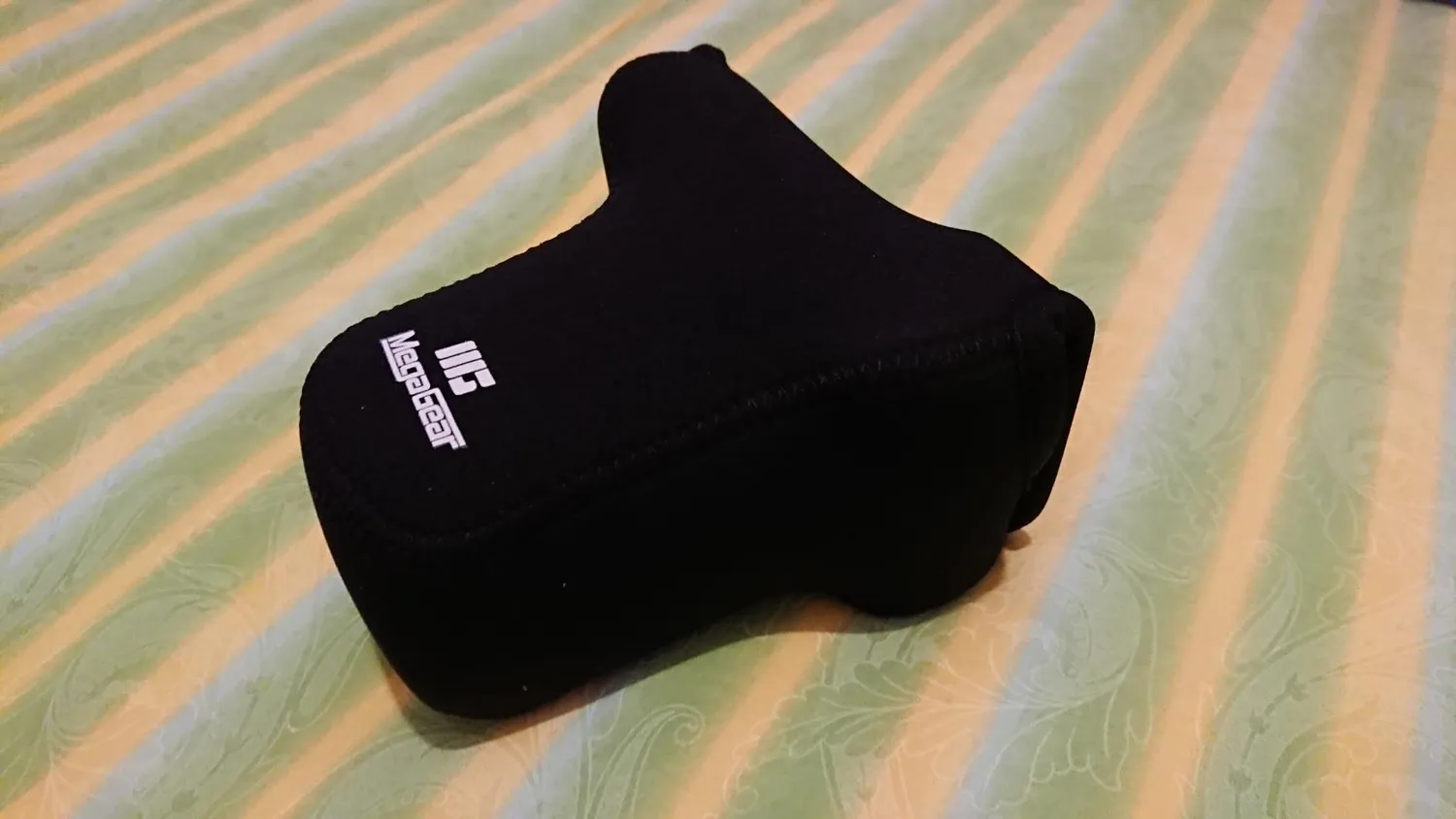 MegaGear Custodia Neoprene Panasonic GX80 14-140mm Nera