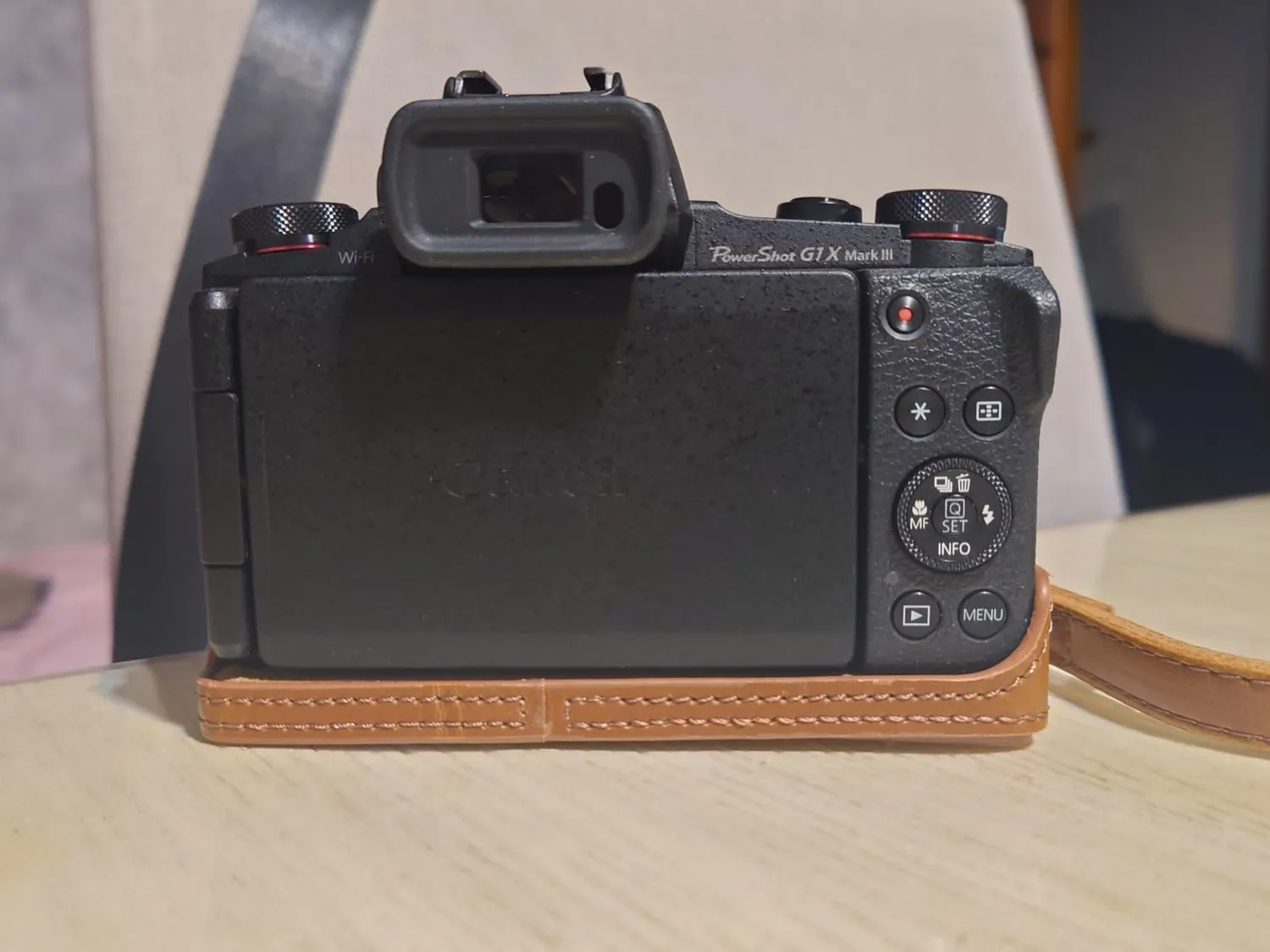 MegaGear MG1389 mezza custodia Canon G1 X III marrone chiaro