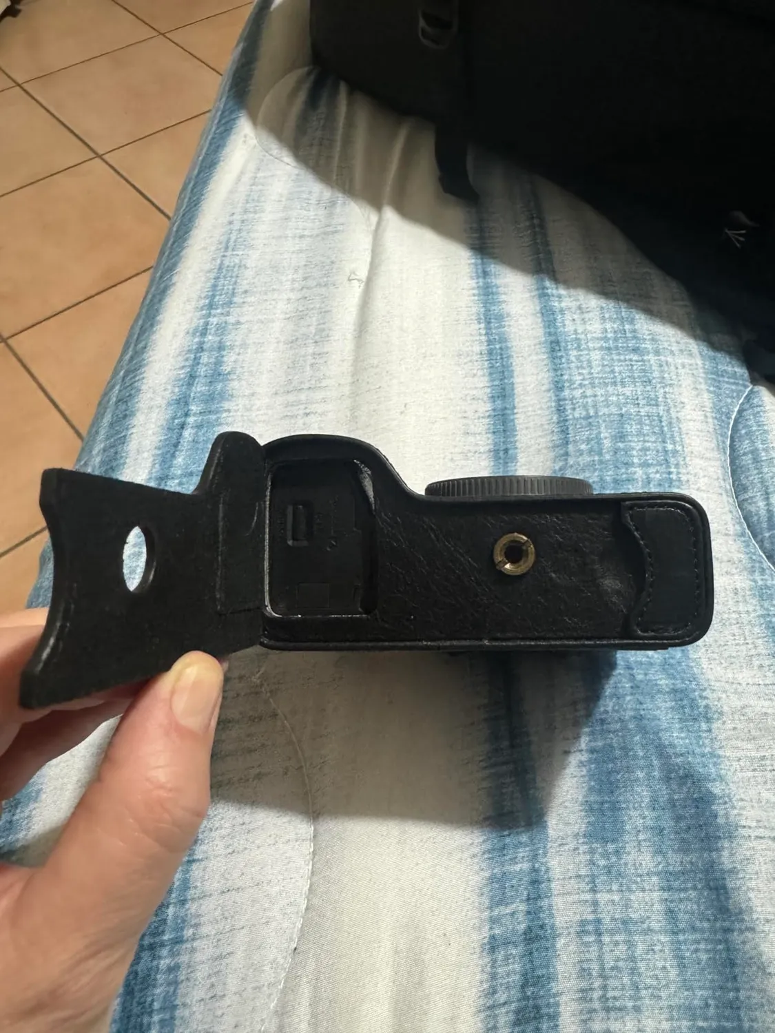 MegaGear 1243 Mezza Custodia Vera Pelle Nera Sony A7 III A9 A7R III